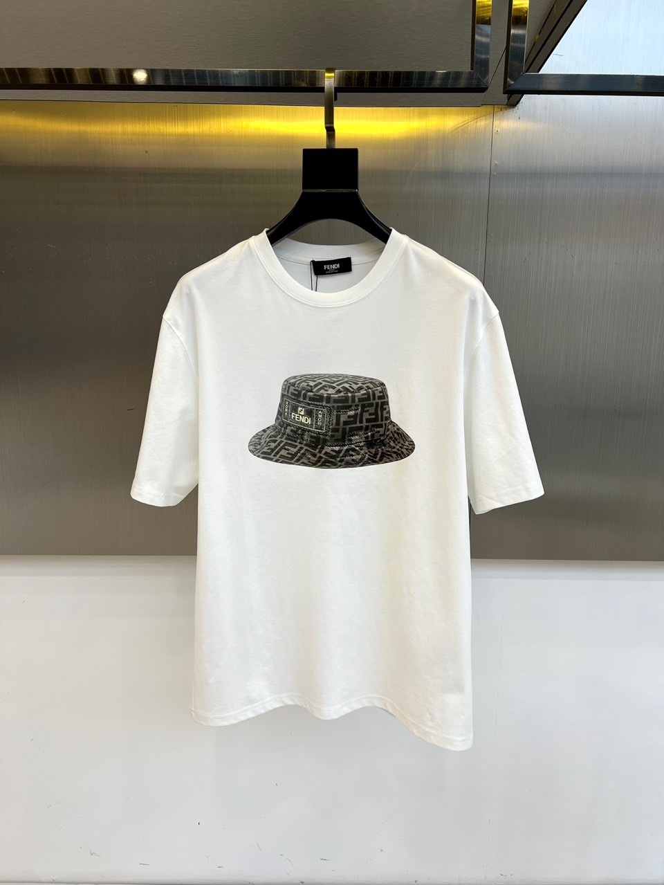 NO:450363,Fendi, 2025 spring and summer men's new round neck short-sleeved T-shirt. Imported fixed fabric is pure cotton, the fabric feels silky and soft, breathable and skin-friendly, and it is extremely comfortable to wear, and the overall texture is quite high!  The iconic logo on the body and chest is complete with three standards and carefully crafted. It is simple, fashionable and classic, and it is eye-catching, with great recognition and class!  The regular casual style cutting design makes it easy to make you look slim and taller!  48-56 (model 173, 143 catties upper body 50 sizes), fendi, T-shirt, tees, t-shirt, alexander wang19860909芬迪、2025春夏男士新款圆领短袖T恤.进口定织面料纯棉、面料手感丝滑柔软,透气亲肤性极佳,着身无比的舒适,整体质感相当之高！衣身胸前标志性Logo,三标齐全、重工艺精心打造,简约时尚经典让人眼前一亮,极具辨识度与档次感！常规的休闲版型裁剪设计,轻松凹出显瘦显高身型！48-56（模特173,143斤上身50码）,,fendi,T-shirt,tees，t-shirt,alexander wang,Men's clothing