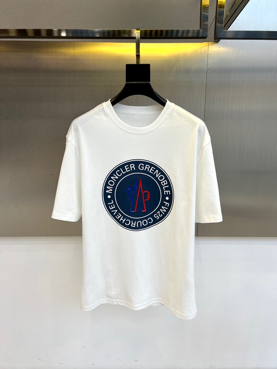 NO:450369,The cloaked mouth, a new round neck short-sleeved T-shirt for men in spring and summer 2025. The imported fixed fabric is pure cotton, the fabric feels silky and soft, and it is breathable and skin-friendly. It is extremely comfortable to wear, and the overall texture is quite high!  The iconic logo on the body and chest is complete with three standards and carefully crafted. It is simple, fashionable and classic, and it is eye-catching, with great recognition and class!  The regular casual style cutting design makes it easy to make you look slim and taller!  48-56 (model 173, 143 catties upper body 50 sizes), Moncler, T-shirt, tees, t-shirt, alexander wang19860909蒙口、2025春夏男士新款圆领短袖T恤.进口定织面料纯棉、面料手感丝滑柔软,透气亲肤性极佳,着身无比的舒适,整体质感相当之高！衣身胸前标志性Logo,三标齐全、重工艺精心打造,简约时尚经典让人眼前一亮,极具辨识度与档次感！常规的休闲版型裁剪设计,轻松凹出显瘦显高身型！48-56（模特173,143斤上身50码）,,Moncler,T-shirt,tees，t-shirt,alexander wang,Men's clothing