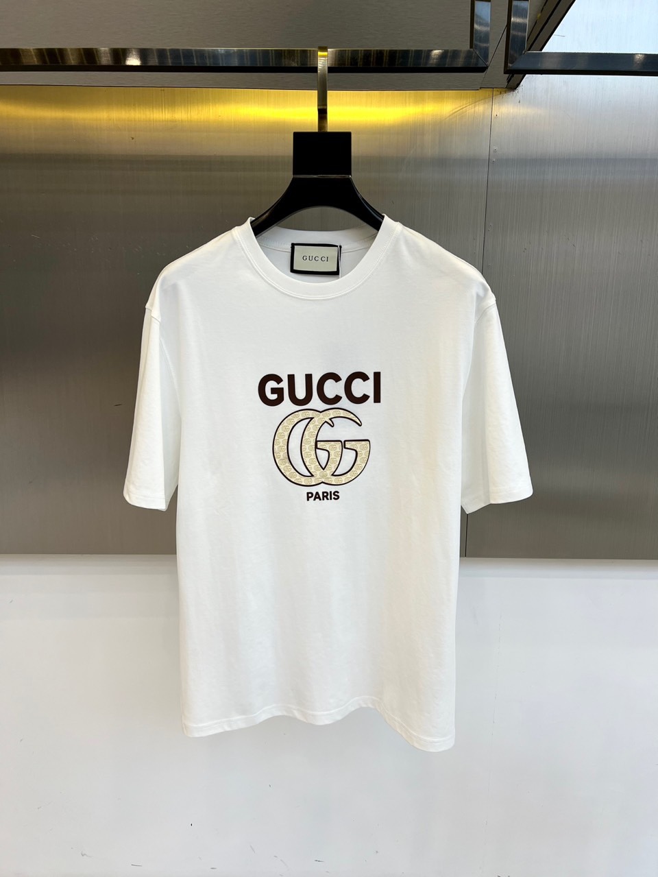 NO:450375,Gucci, 2025 spring and summer men's new round neck short-sleeved T-shirt. Imported fixed fabric is pure cotton, the fabric feels silky and soft, breathable and skin-friendly, and it is extremely comfortable to wear, and the overall texture is quite high!  The iconic logo on the body and chest is complete with three standards and carefully crafted. It is simple, fashionable and classic, and it is eye-catching, with great recognition and class!  The regular casual style cutting design makes it easy to make you look slim and taller!  48-56 (model 173, 143 catties upper body 50 sizes), gucci, T-shirt, tees, t-shirt, alexander wang19860909Gucci、2025春夏男士新款圆领短袖T恤.进口定织面料纯棉、面料手感丝滑柔软,透气亲肤性极佳,着身无比的舒适,整体质感相当之高！衣身胸前标志性Logo,三标齐全、重工艺精心打造,简约时尚经典让人眼前一亮,极具辨识度与档次感！常规的休闲版型裁剪设计,轻松凹出显瘦显高身型！48-56（模特173,143斤上身50码）,,gucci,T-shirt,tees，t-shirt,alexander wang,Men's clothing