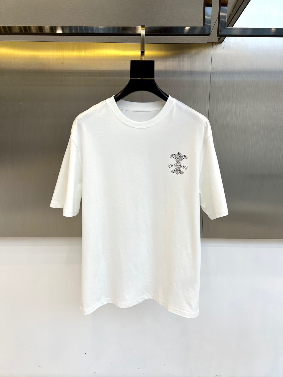 NO:450381,Crowxin, 2025 spring and summer men's new round neck short-sleeved T-shirt. Imported fixed fabric is pure cotton, the fabric feels silky and soft, breathable and skin-friendly, and it is extremely comfortable to wear, and the overall texture is quite high!  The iconic logo on the body and chest is complete with three standards and carefully crafted. It is simple, fashionable and classic, and it is eye-catching, with great recognition and class!  The regular casual style cutting design makes it easy to make you look slim and taller!  48-56 (model 173, 143 catties upper body 50 sizes), chrome hearts, T-shirt, tees, t-shirt, alexander wang19860909克罗心、2025春夏男士新款圆领短袖T恤.进口定织面料纯棉、面料手感丝滑柔软,透气亲肤性极佳,着身无比的舒适,整体质感相当之高！衣身胸前标志性Logo,三标齐全、重工艺精心打造,简约时尚经典让人眼前一亮,极具辨识度与档次感！常规的休闲版型裁剪设计,轻松凹出显瘦显高身型！48-56（模特173,143斤上身50码）,,chrome hearts,T-shirt,tees，t-shirt,alexander wang,Men's clothing