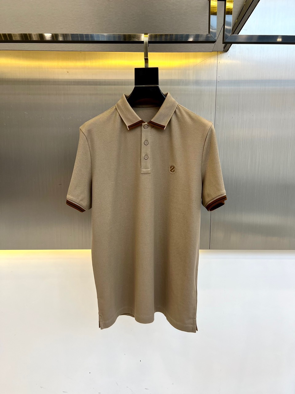 NO:452340,Jenia, a new summer men's lapel short-sleeved polo shirt. Pima cotton (Pima cotton comes from the United States and is a general term for the best special lint cotton (ELS). Compared with ordinary cotton, its fiber structure has a special fiber length increase of 35 and a toughness increase of 45, which makes it silky and soft, and it is veritable. CHAO long fiber cotton belongs to the fine velvet fiber. The fabric feels delicate and fleshy, and it is also far higher than the softness, toughness and gloss of the skeleton. The cotton has a tight and crisp texture, and is strong and stylish. It is tough, elastic and durable. It is the highest quality mark of cotton fabrics and textiles. Honeycomb bead texture Breathable and dry, mesh floor weaving, soft and not easy to deform, rich and gentle texture, three-dimensional hollow and breathable, and the upper body is not stuffy. Bright eye-catching contrasting rib elements. Fashionable and age-reducing opening your summer appearance. Contrasting striped rib elements show elegant sports aesthetics. The collar and cuffs echo, break the silent unique creative stripes, show fashion charm, and continue the characteristics of POLO shirts that are both business and casual, with high-quality and versatile details and textures. They can be matched with various trousers (casual pants, jeans, shorts) and have both fashionable and practical wear! 48-56 (model 173, 143 catties upper body size 50), zegna, shorts, jeans, T-shirt, alexander wang19860909杰尼亚、夏季新款男士翻领短袖polo衫.选用海岛长绒棉因产量稀少而格外珍贵的Pima棉(皮马棉来自美国,是极品特长绒棉(ELS)的统称与一般棉花相比,它的纤维结构更加特殊纤维长度提升35、韧度提升45,这造就了它丝滑柔软,名副其实的“棉中贵族”.属于细绒纤维中的CHAO长纤维棉,面料手感细腻有肉感,Q弹又不失骨架柔软度、强韧性和光泽度上也远高于同期品质的棉花质地紧密挺括有型,坚韧有弹性持久耐用是棉织品和纺织品的zui高品质标志.蜂窝珠地肌理 透气干爽,网眼珠地面料织法,软糯、不易变形,肌理丰富温柔触感,立体中空透气,上身不闷热.亮眼撞色罗纹元素 时髦减龄开启你的夏季逆天颜值,撞色条纹罗纹元素彰显优雅运动美学,领部与袖口相呼应,打破沉寂獨特创意条纹,尽显时尚魅力,延续POLO衫商务与休闲兼具的特性高笈百搭,细节质感十足 可与各式裤装(休闲裤、牛仔裤、短裤)搭配兼具时髦感与实穿性！48-56（模特173,143斤上身50码）,,zegna,shorts,jeans,T-shirt,alexander wang,Men's clothing