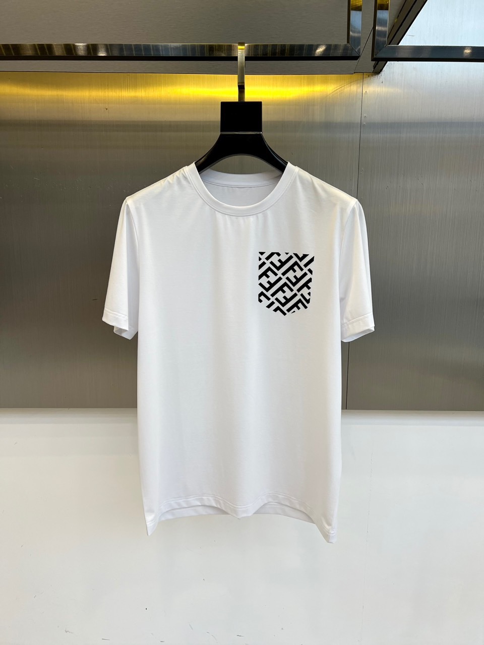 NO:493594,Fendi and men's new pocket design cotton jersey round neck casual and versatile short-sleeved T-shirt, customized top European cotton fabric, original fixed-knit ribbed, neat car line. High-density knit ribbed round neck splicing, super age-reducing and showing temperament, every detail is the ultimate, the upper body effect is excellent, and it is free and versatile!  M-6XL (please report height and weight by 173 catties, L size for model), fendi, T-shirt, tees, t-shirt, alexander wang19860909芬迪、男士新款口袋设计棉质平纹针织布圆领休闲百搭短袖t恤,定制扫盲顶级欧棉面料,原版定织罗纹,车线整齐.高密针织罗纹圆领拼接,超级减龄显气质,每个细节做到极致,上身效果极赞,随意百搭！M-6XL（下单请报身高体重,模特173,斤上L码）,,fendi,T-shirt,tees，t-shirt,alexander wang,Men's clothing