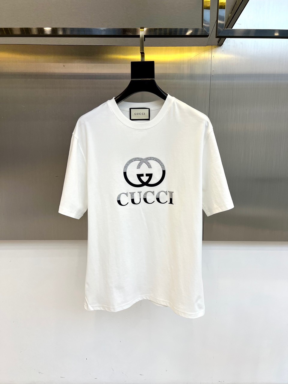 NO:452333,Gucci, a new round neck short-sleeved T-shirt for men for spring and summer. Imported fixed fabric is pure cotton, the fabric feels silky and soft, breathable and skin-friendly, and it is extremely comfortable to wear, and the overall texture is quite high!  The iconic logo on the body and chest is complete with three standards and carefully crafted. It is simple, fashionable and classic, and it is eye-catching, with great recognition and class!  The regular casual style cutting design makes it easy to make you look slim and taller!  48-56 (model 173, 143 catties upper body 50 sizes), gucci, T-shirt, tees, t-shirt, alexander wang19860909Gucci、春夏男士新款圆领短袖T恤.进口定织面料纯棉、面料手感丝滑柔软,透气亲肤性极佳,着身无比的舒适,整体质感相当之高！衣身胸前标志性Logo,三标齐全、重工艺精心打造,简约时尚经典让人眼前一亮,极具辨识度与档次感！常规的休闲版型裁剪设计,轻松凹出显瘦显高身型！48-56（模特173,143斤上身50码）,,gucci,T-shirt,tees，t-shirt,alexander wang,Men's clothing