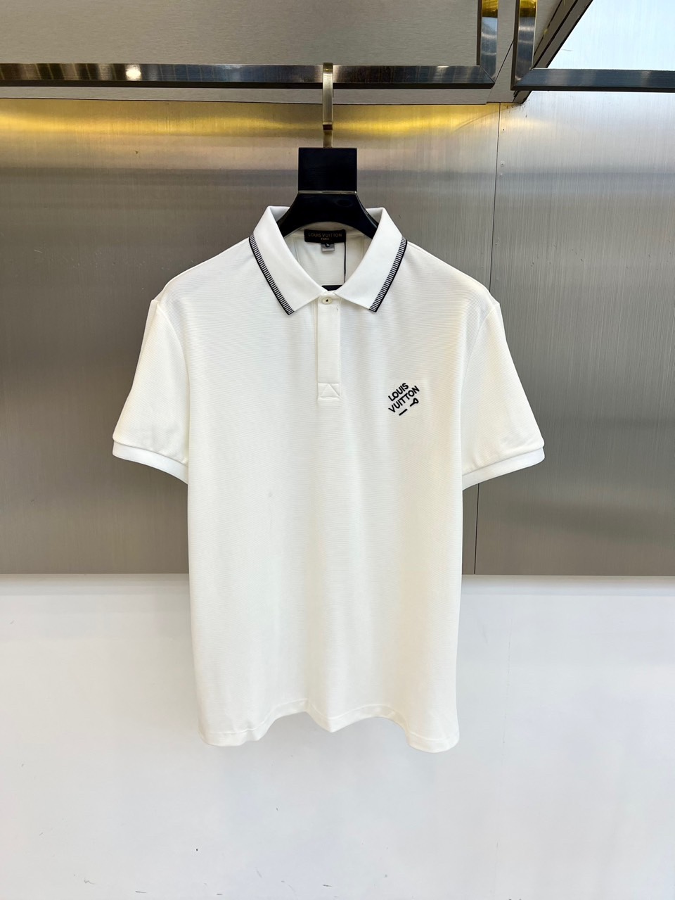 NO:452355,1v, s classic iconic logo, classic fashion lapel Polo shirt short sleeves, trading company channel orders, simple and elegant, fashionable and versatile, and the quality is even more unstriking!  Use imported custom-woven pure cotton bead mesh fabric, which is soft, straight, stylish, breathable and comfortable. The upper body has a good drooping feeling and is not easy to deform! It is even less likely to fade! A clean and refreshing basic POLO shirt style, a small and crisp pointed collar, stylish and fashionable, perfectly combining casual and business!  Fashionable and versatile!  M-3XL (model 173, 143 catties upper body L size), T-shirt, alexander wang198609091v、s经典标志性Logo、 经典时尚翻领 Polo衫短袖 ,贸易公司渠道订单,简约大气,时尚百搭,品相更是无法挑剔！选用客供进口定织纯棉珠地网眼面料,柔软挺阔有型、透气舒适.上身垂感好,不易变形!更不易褪色!干净清爽的基础 POLO衫版型,小巧而挺括的尖领有型又时尚,休闲与商务完美结合！时尚百搭！M-3XL（模特173,143斤上身L码）,,T-shirt,alexander wang,Men's clothing