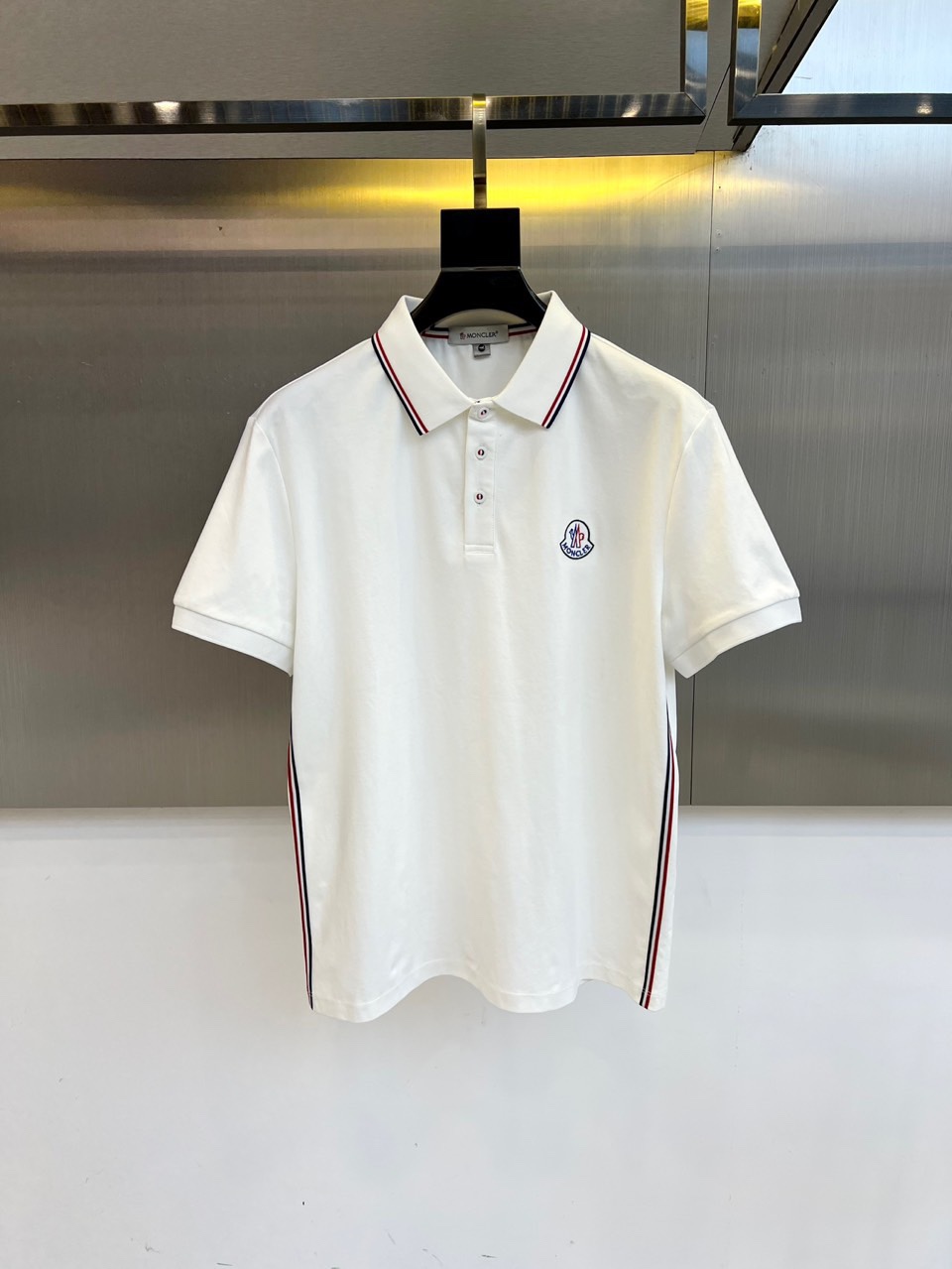 NO:452361,The cover, the classic iconic logo, the classic fashionable lapel, the short-sleeved Polo shirt, the trading company's channel orders, simple and elegant, fashionable and versatile, and the quality is even more unstriking!  Use imported custom-woven pure cotton bead mesh fabric, which is soft, straight, stylish, breathable and comfortable. The upper body has a good drooping feeling and is not easy to deform! It is even less likely to fade! A clean and refreshing basic POLO shirt style, a small and crisp pointed collar, stylish and fashionable, perfectly combining casual and business!  Fashionable and versatile!  M-3XL (model 173, 143 catties upper body L size), Moncler, T-shirt, alexander wang19860909蒙口、s经典标志性Logo、 经典时尚翻领 Polo衫短袖 ,贸易公司渠道订单,简约大气,时尚百搭,品相更是无法挑剔！选用客供进口定织纯棉珠地网眼面料,柔软挺阔有型、透气舒适.上身垂感好,不易变形!更不易褪色!干净清爽的基础 POLO衫版型,小巧而挺括的尖领有型又时尚,休闲与商务完美结合！时尚百搭！M-3XL（模特173,143斤上身L码）,,Moncler,T-shirt,alexander wang,Men's clothing