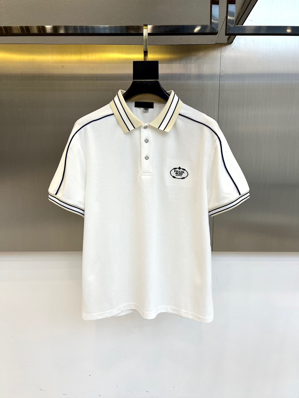 NO:452309,Prada, S classic iconic logo, classic fashion lapel Polo shirt short sleeves, trading company channel orders, simple and elegant, fashionable and versatile, and the quality is even more unstriking!  Use imported custom-woven pure cotton bead mesh fabric, which is soft, straight, stylish, breathable and comfortable. The upper body has a good drooping feeling and is not easy to deform! It is even less likely to fade! A clean and refreshing basic POLO shirt style, a small and crisp pointed collar, stylish and fashionable, perfectly combining casual and business!  Fashionable and versatile!  M-3XL (model 173, 143 catties upper body L size), prada, T-shirt, alexander wang19860909普拉达、s经典标志性Logo、 经典时尚翻领 Polo衫短袖 ,贸易公司渠道订单,简约大气,时尚百搭,品相更是无法挑剔！选用客供进口定织纯棉珠地网眼面料,柔软挺阔有型、透气舒适.上身垂感好,不易变形!更不易褪色!干净清爽的基础 POLO衫版型,小巧而挺括的尖领有型又时尚,休闲与商务完美结合！时尚百搭！M-3XL（模特173,143斤上身L码）,,prada,T-shirt,alexander wang,Men's clothing