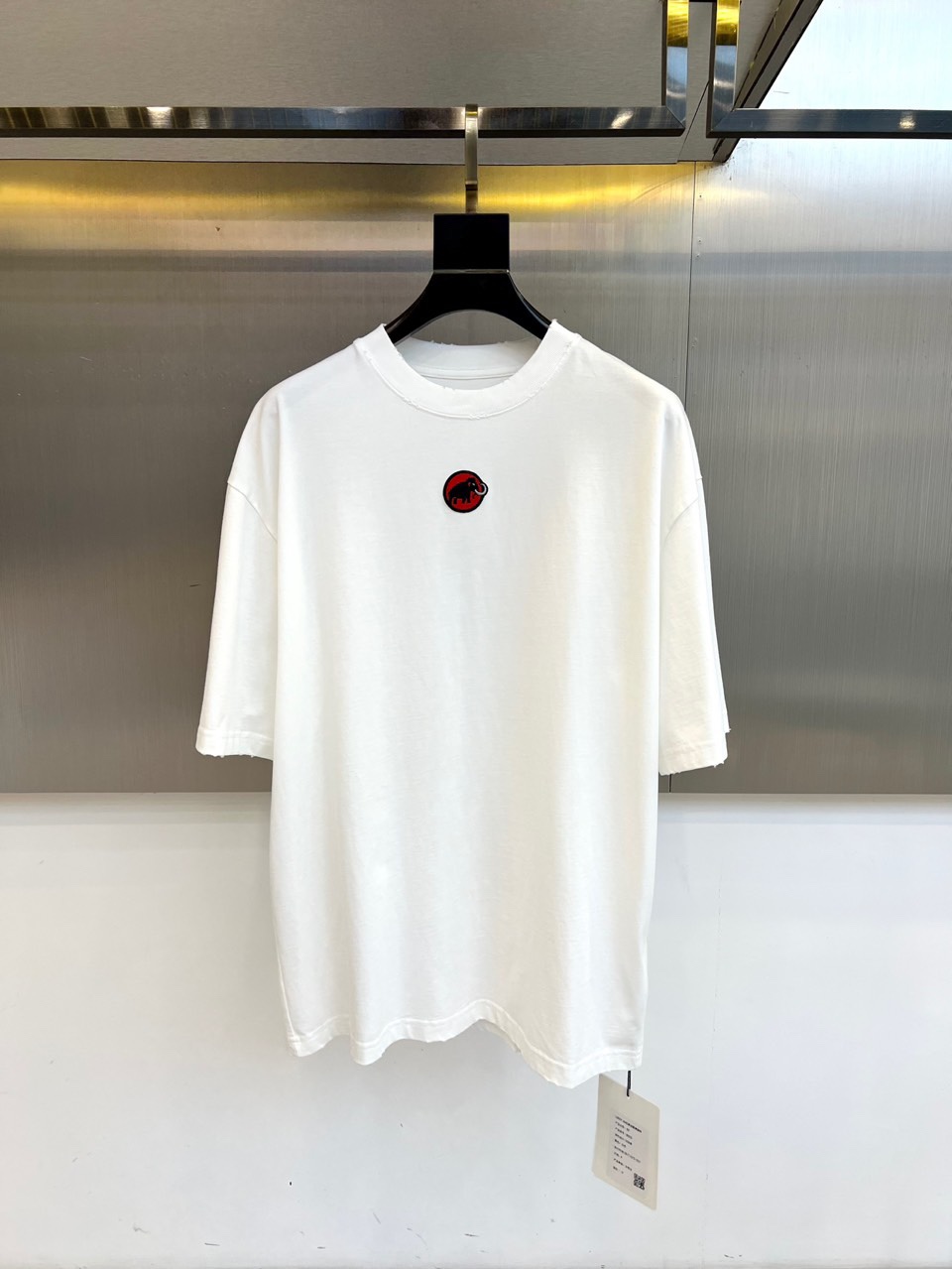 NO:452322,Mammoth, short-sleeved T-shirt!  It uses high gram weight 280g island cotton fabric!  Advanced micro-dense instrument knitting production process!  Soft and breathable, delicate feel!  The logo is eye-catching. The round neck design is simple and elegant, and it can also modify the face shape. It is matched with the thread design of the same color, making it easy to put on and take off and not easily wrinkle!  It can be matched with couple outfits, and the street style is full of tops!  S-XL (model 173, 143 catties upper body M size), T-shirt,tees,t-shirt,alexander wang19860909猛犸象、短袖t恤！采用高克重280g海岛棉面料！先进的微密型器械针织制作工艺！柔软透气,手感细腻！标识醒目惹人眼目,圆领的设计简约大方,同时又可以修饰脸型,搭配了同色的螺纹设计,穿脱方便不易皱！可以搭配情侣装,上身满满的街头潮酷范儿！S-XL（模特173,143斤上身M码）,,T-shirt,tees，t-shirt,alexander wang,Men's clothing