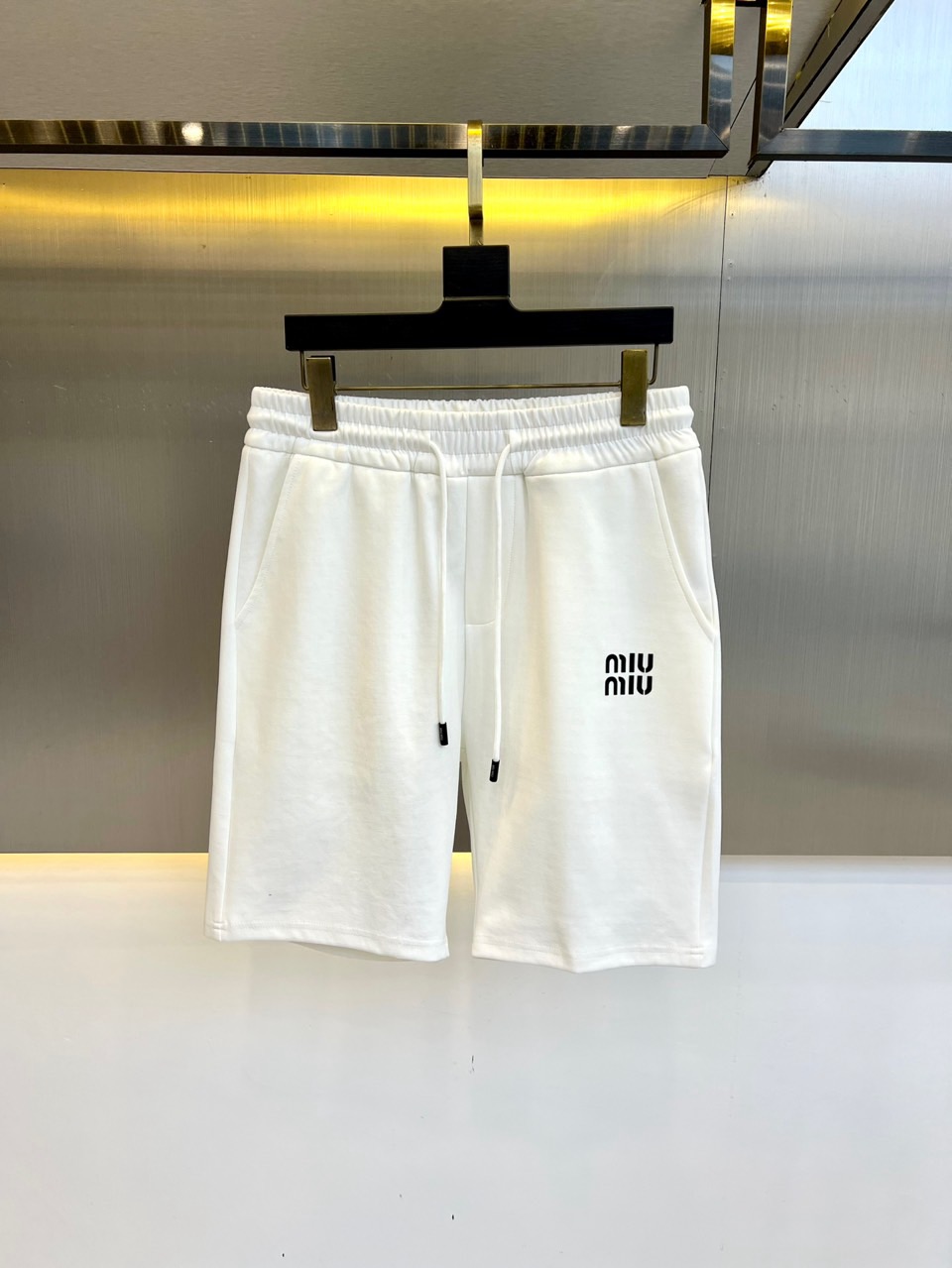 NO:452346,Miu Misunderstanding and SS Summer New Products are available, logo logos are fashionable and casual sports pinch pants/shorts!  The imported high-density knitted pure cotton material is smooth and simple, skin-friendly and refreshing. The softness and comfort of the fabric are impeccable, with high recognition, and there will be no mistakes in the upper body. The matching performance is undoubtedly the waist design, elastic elastic waist circumference modification!  Each piece of high-end craftsmanship determines success or failure!  Very good quality and a fashionable item!  48-56 (model 173, 143 catties upper body 50 sizes), miumiu, shorts, alexander wang19860909Miu谬谬、 ss夏季新品发售,logo标识时尚休闲运动五分裤/短裤！甄选客供进口高密针织纯棉材质,平整简约,亲肤透爽.面料的柔软性舒适性也都是无可挑剔的,辨识度高,上身绝对不会出错,搭配性能更是毫无疑问,腰身设计松紧弹力腰围修饰！高端工艺每件决定成败！ 品质质感非常不错一款时尚单品！48-56（模特173,143斤上身50码）,,miumiu,shorts,alexander wang,Men's clothing