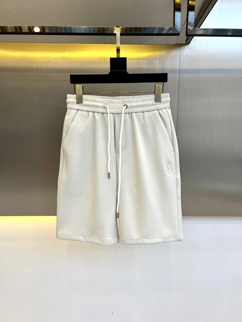 NO:452352,YSL Saint Laurent, 25s spring and summer new casual shorts!  Fashionable sports shorts that are a must-have in spring and summer are suitable for all occasions. They appear very frequently. Don’t miss them if you like them!  This high-quality fabric is 41.5 cotton, 51.7 polyester fiber, 6.8 spandex, and the fabric has a flat and clear texture, with good moisture absorption and breathability, soft and elastic, and is particularly flexible, elastic, long-lasting and durable!  The front side of the trouser is embroidered with YSL classic logo, which looks more eye-catching, high-end and recognizable!  While improving visual fashion, it makes the overall contour feel stronger, and its personality reduces age and is not restricted by age!  High elastic drawstring elastic waist + simple and versatile upper body, and you can match it with a short T-piece, which is very handsome!  29-38. No 37 (please report height and weight by placing an order), saint laurent,saint laurent, shorts,alexander wang19860909YSL圣罗兰、 25s春夏新款休闲短裤！春夏季必入的时尚运动短裤,适用于各种场合,出镜率非常高,喜欢的不要错过哦！此款精选高品质面料41.5棉、51.7聚酯纤维、6.8氨纶、布面纹理平整清晰,具有良好的吸湿透气性,柔软有弹力,,格外柔韧有弹性持久耐用！裤身前侧刺绣YSL经典Logo,显得更加醒目高级且富有辨识度！提升视觉时髦度的同时,使得整体轮廓感更强,个性减龄、不受年龄阶段的限制！高弹力抽绳松紧裤腰+上身简约百搭、任意搭配一件短T就很是帅气！29-38、无37（下单请报身高体重）,,saint laurent,saint laurent,shorts,alexander wang,Men's clothing