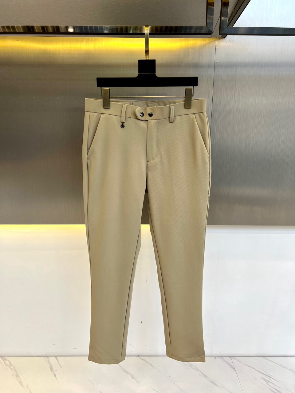 NO:452311,Prada, 25 spring and summer new business casual trousers, roll-up trousers. Fine imitation fabric, mixed with golden ratio material. The fabric is high-density and fine, with a wide and delicate texture, with good thermal and anti-wrinkle characteristics. The noble feeling is obvious at a glance!  The webbing at the waist boasts a brand identity. The LOGO embellishes the side of the pants and is matched with the small metal LOGO at the back pocket. Customized customer-supplied metal texture logo accessories. The details are considered in full. The workmanship is really exquisite. The wiring is fine and well-proportioned. It can be competent for all occasions in business or leisure!  29-38 (no 35,37), prada, gold, alexander wang19860909普拉达、25春夏新品商务休闲西裤挽脚九分裤.精仿面料,黄金比例的材质混纺.面料高密且精细 质地挺阔细腻,具备良好的免烫抗皱特性,高贵的感受上手便一目了然！腰间织带标榜了品牌身份 裤身侧边LOGO点缀 搭配后袋处小金属LOGO 定制客供金属质感logo配件 在细节上考虑的面面俱到 做工真的极其精湛 走线细密匀称,无论是商务还是休闲时候都能胜任各种场合的最佳强货！29-38（无35,37）,,prada,gold,alexander wang,Men's clothing