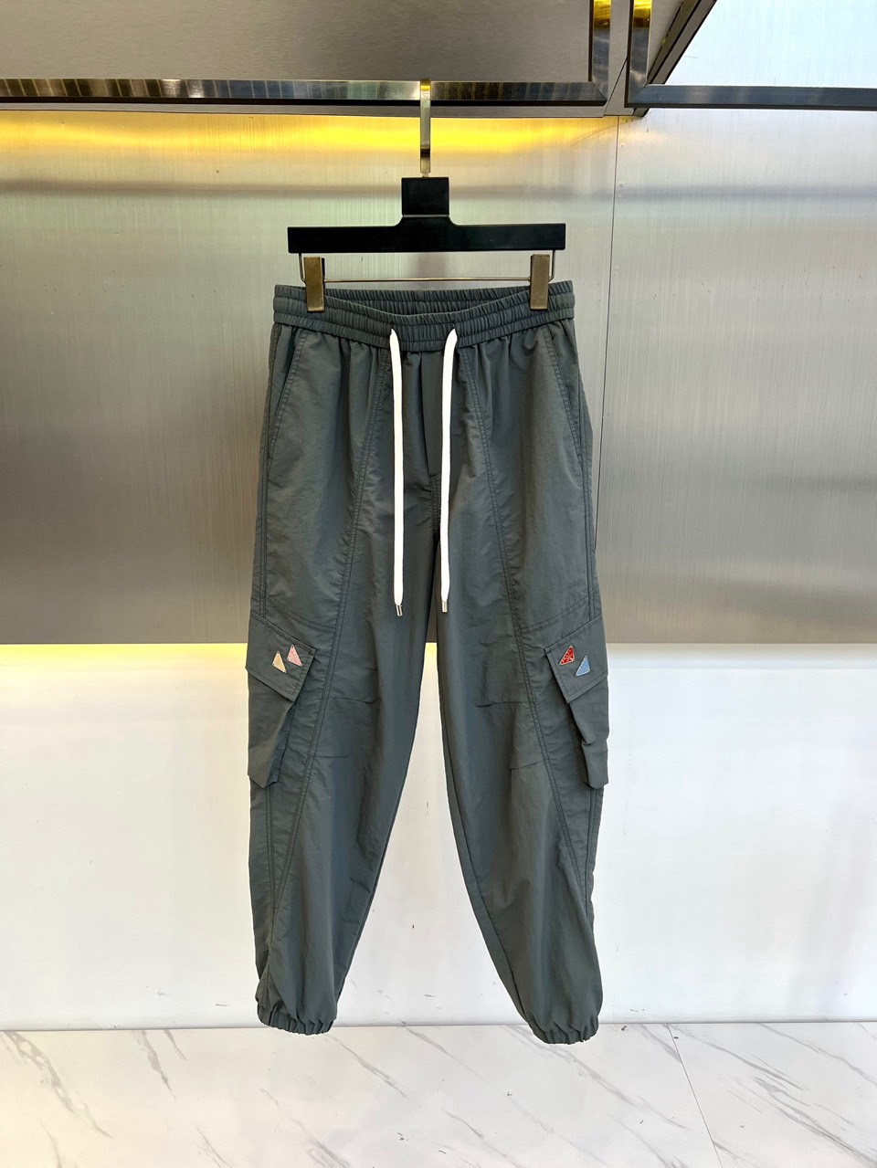 NO:452317,Prad and new spring and summer products are launched! Triangle mark straight-line multi-casual pants for men's casual wardrobe. The iconic multi-pocket work style design is selected for imported quick-drying breathable fabrics. After experiencing the thumping of multiple textile craftsmanship, the originally seemingly ordinary fabrics show a high-end fashion sense! The texture is smooth, cool, flat and breathable, and the feel is far higher than that of ordinary pure cotton materials. It is more skin-friendly and comfortable, wrinkle-resistant and wear-resistant, and the moisture absorption and breathability are particularly significant. The three-dimensional cutting is quite wide and stylish. The upper body shows elegant temperament and style, especially suitable for wearing in spring, summer and autumn! You can control the style of daily sports and leisure high streets! M-4XL (model 173, 143 catties upper body L size), prada, prada, alexander wang19860909Prad普拉、春夏新品P家重磅推出！三角标直筒明线多休闲裤男士休闲卫裤.标志性多口袋工装风格设计,精选客供进口速干透气面料,经历了多重纺织工艺的捶打,原本看似平常的面料却显现出高级的时装感！质地光滑凉爽、平整透气,手感远远高于普通纯棉的料子,更加的亲肤舒适,抗皱耐磨,吸湿性与透气性都格外的显著,立体的裁剪,挺阔有型,上身彰显高雅气质与格调,尤其适合春夏秋三季穿着！日常运动休闲高街风格都可以驾驭！M-4XL（模特173,143斤上身L码）,,prada,prada,alexander wang,Men's clothing