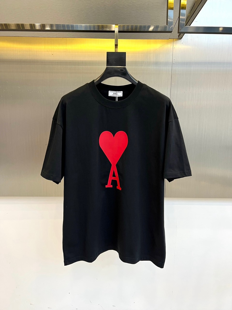 NO:452341,ami, a new round neck short-sleeved T-shirt for men for spring and summer. Imported fixed fabric is pure cotton, the fabric feels silky and soft, breathable and skin-friendly, and is extremely comfortable to wear, and the overall texture is quite high!  The iconic logo on the body and chest is complete with three standards and carefully crafted. It is simple, fashionable and classic, and it is eye-catching, with great recognition and class!  The regular casual style cutting design makes it easy to make you look slim and taller!  48-54 (model 173, 143 catties upper body 48 sizes) (a size larger), T-shirt,tees, t-shirt,alexander wang19860909ami、春夏男士新款圆领短袖T恤.进口定织面料纯棉、面料手感丝滑柔软,透气亲肤性极佳,着身无比的舒适,整体质感相当之高！衣身胸前标志性Logo,三标齐全、重工艺精心打造,简约时尚经典让人眼前一亮,极具辨识度与档次感！常规的休闲版型裁剪设计,轻松凹出显瘦显高身型！48-54（模特173,143斤上身48码）（偏大一码）,,T-shirt,tees，t-shirt,alexander wang,Men's clothing