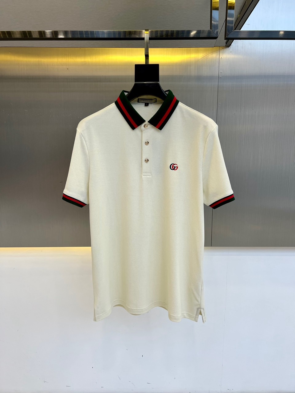 NO:452359,Gucci and s classic iconic logo embellishments, classic fashion lapels, short-sleeved Polo shirts, trading company channel orders, simple and elegant, fashionable and versatile, and the quality is even more unstriking!  The imported fixed-woven pure cotton bead mesh fabric is used, which is soft, straight, stylish, breathable and comfortable. The upper body has a good drooping feeling and is not easy to deform! It is even less likely to fade! A clean and refreshing foundation. The POLO shirt style is small and crisp pointed collar, and the armband design uses the three-dimensional craftsmanship of the brand logo, which perfectly combines leisure and business!  Fashionable and versatile!  48-56 (model 173, 143 catties upper body 50 sizes), gucci, T-shirt, alexander wang19860909Gucci、s经典标志性Logo点缀元素 经典时尚翻领 Polo衫短袖 ,贸易公司渠道订单,简约大气,时尚百搭,品相更是无法挑剔！选用客供进口定织纯棉珠地网眼面料,柔软挺阔有型、透气舒适.上身垂感好,不易变形!更不易褪色!干净清爽的基础 POLO衫版型,小巧而挺括的尖领有型又时尚,袖标设计运用了品牌logo立体工艺,休闲与商务完美结合！时尚百搭！48-56（模特173,143斤上身50码）,,gucci,T-shirt,alexander wang,Men's clothing