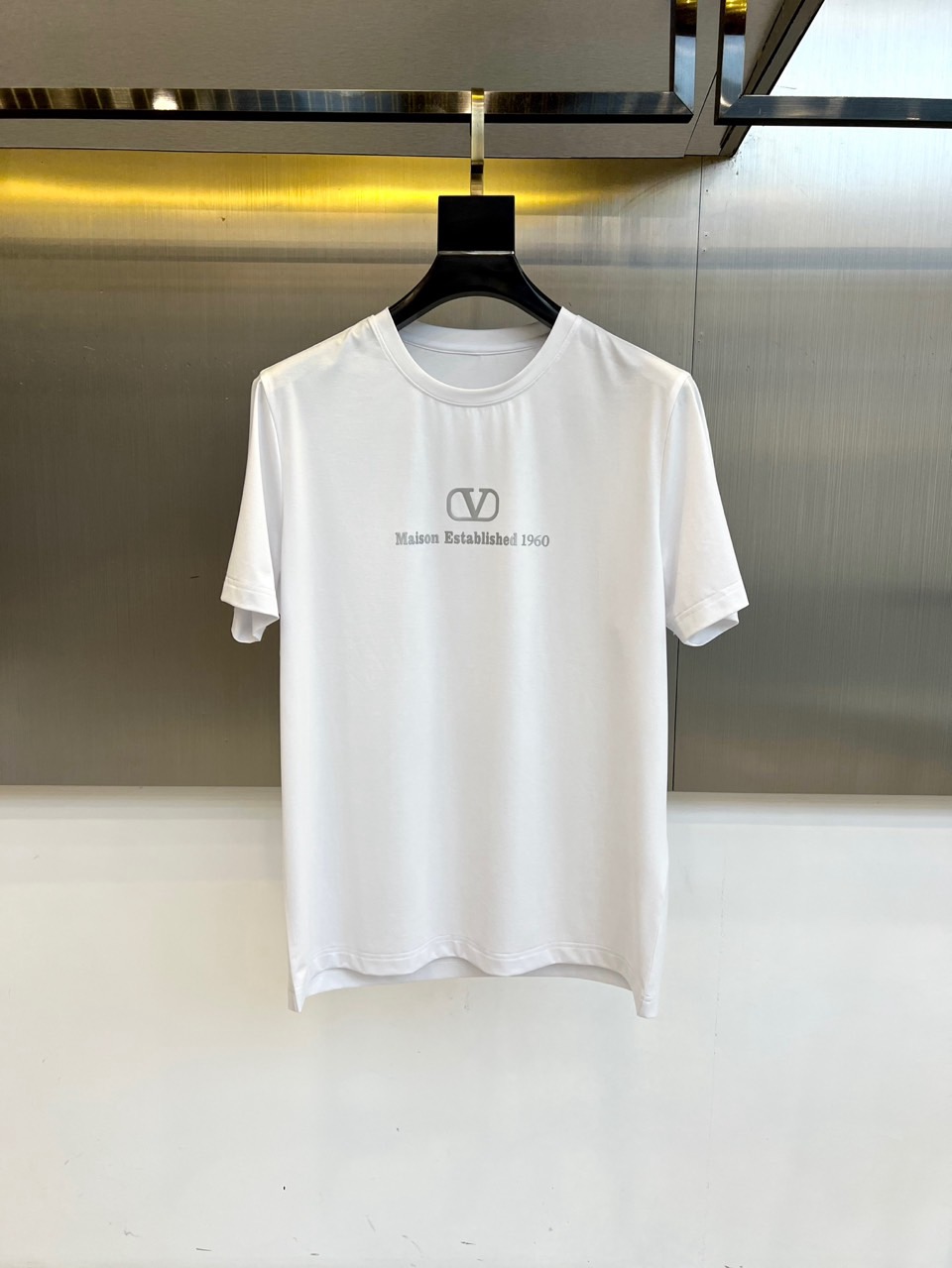 NO:493587,VT Valentino, 2025 spring and summer men's new round neck short-sleeved T-shirt. Imported fixed fabric is pure cotton, the fabric feels silky and soft, breathable and skin-friendly, and it is extremely comfortable to wear, and the overall texture is quite high!  The iconic logo on the body and chest is complete with three standards and carefully crafted. It is simple, fashionable and classic, and it is eye-catching, with great recognition and class!  The regular casual style cutting design makes it easy to make you look slim and taller!  M-6XL (model 173, 143 catties upper body L size), valentino, T-shirt, tees, t-shirt, alexander wang19860909VT华伦天奴、2025春夏男士新款圆领短袖T恤.进口定织面料纯棉、面料手感丝滑柔软,透气亲肤性极佳,着身无比的舒适,整体质感相当之高！衣身胸前标志性Logo,三标齐全、重工艺精心打造,简约时尚经典让人眼前一亮,极具辨识度与档次感！常规的休闲版型裁剪设计,轻松凹出显瘦显高身型！M-6XL（模特173,143斤上身L码）,,valentino,T-shirt,tees，t-shirt,alexander wang,Men's clothing