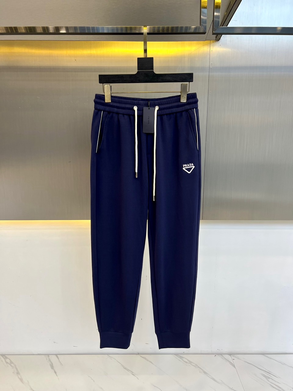 NO:453694,Prada and 25s spring and summer new men's drawstring casual embroidered sports sweatpants are newly released. The details are meticulous, creating the evergreen tree's evergreen without getting greasy and comfortable and versatile. As one of the fashionable items that men can wear at any time and anywhere, the simple design of casual pants is combined with high-end fabrics, fine embellishments, and three-dimensional tailoring, so that you can avoid being too mature and stable, but more self-indulgent and personality. The imported long velvet cotton fabric is customized, and the sag behind the upper body is also very good. The three-dimensional tailoring is straight and the upper body is produced by the original manufacturer, and the perfect quality is shipped!  48-56 (please report waist size by ordering),,prada,alexander wang19860909普拉达、25s春夏新品男士抽绳休闲刺绣运动卫裤,全新发布新款定制,细节一丝不苟,打造出了常青树的百看不腻以及舒适百搭.休闲运动裤作为随时随地男人都能穿搭的时尚单品之一,休闲裤简洁的设计配合高档面料,细节点缀,立体剪裁,让你避免太过于成熟稳重,而是多了几分自我和个性.进口长绒精棉面料定制打造,上身后垂度也非常好,立体剪裁上身挺拔,原厂原单出品,完美品相出货！48-56（下单请报腰围尺寸）,,prada,alexander wang,Men's clothing