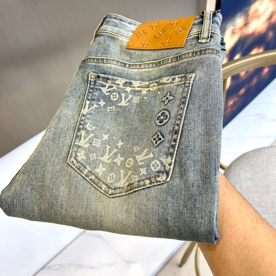 NO:453699,1v. New spring and summer style men's five-pocket jeans, the fabric contains leica leica fiber, which moves with you, is loyal to the original shape, incorporates elastic fiber, pure green and pollution-free cotton, it feels comfortable and slightly elastic, and the upper body has no sense of restraint. The overall solid color is simple, and there is only the same color embroidery logo on the back pocket, and the brand elements are very strong. Classic jeans five-pocket style The thickness of the fabric is moderate, comfortable and breathable, and the three-dimensional tailoring is a slightly slim-fitting style. It is easy to wear and versatile, and is compatible with various outfit types!  29-38 (no 37), jeans,alexander wang198609091v、春夏新款男士五口袋牛仔裤,面料含有莱卡莱卡纤维,随身而动,忠于原有衣形,融入弹力纤维,纯绿色无污染的棉花,手感舒适微微有弹力,上身没有束缚感,整体纯色简洁设计,只在后口袋处有同色系标志绣标,品牌元素极强.经典牛仔裤五口袋的款式 面料厚度是适中,舒适透气,立体剪裁整体略修身,基础好穿又百搭的一款牛仔裤装,兼容各种穿搭类型！29-38（无37）,,jeans,alexander wang,Men's clothing