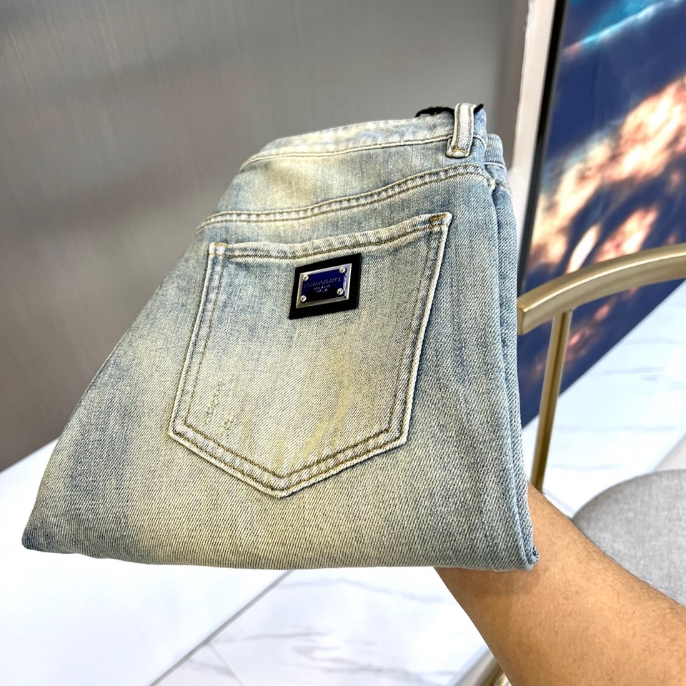 NO:453704,DG and s spring and summer new products wash iron brand logo jeans, men's back pocket brand letter embroidered logo slim straight jeans. This trouser is selected for imported top 95 cotton 5 spandex daily blended denim fabric to make washing jeans. After multiple washing processes, it is processed and very soft and comfortable!  The whole pair of trousers presents a very pleasing and fashionable retro blue effect, and the touch is soft and skin-friendly. It is comfortable and breathable and has a crisp texture. It is a versatile style that can be controlled by commuting all seasons!  29-38 (no 35,37), jeans,alexander wang19860909DG、s春夏新品水洗铁牌logo牛仔裤,男士后口袋品牌字母刺绣徽标修身直筒牛仔长裤.此款裤装精选客供进口顶级95棉5氨纶日制混纺牛仔面料制作而成水洗牛仔,经多道水洗工艺加工处理,贴身非常绵软舒适！整条裤装呈现出非常养眼时髦的复古蓝色效果,同时手感更是柔软亲肤,着穿舒适透气且不失挺括质感,四季通勤皆可驾驭的百搭款式！29-38（无35,37）,,jeans,alexander wang,Men's clothing