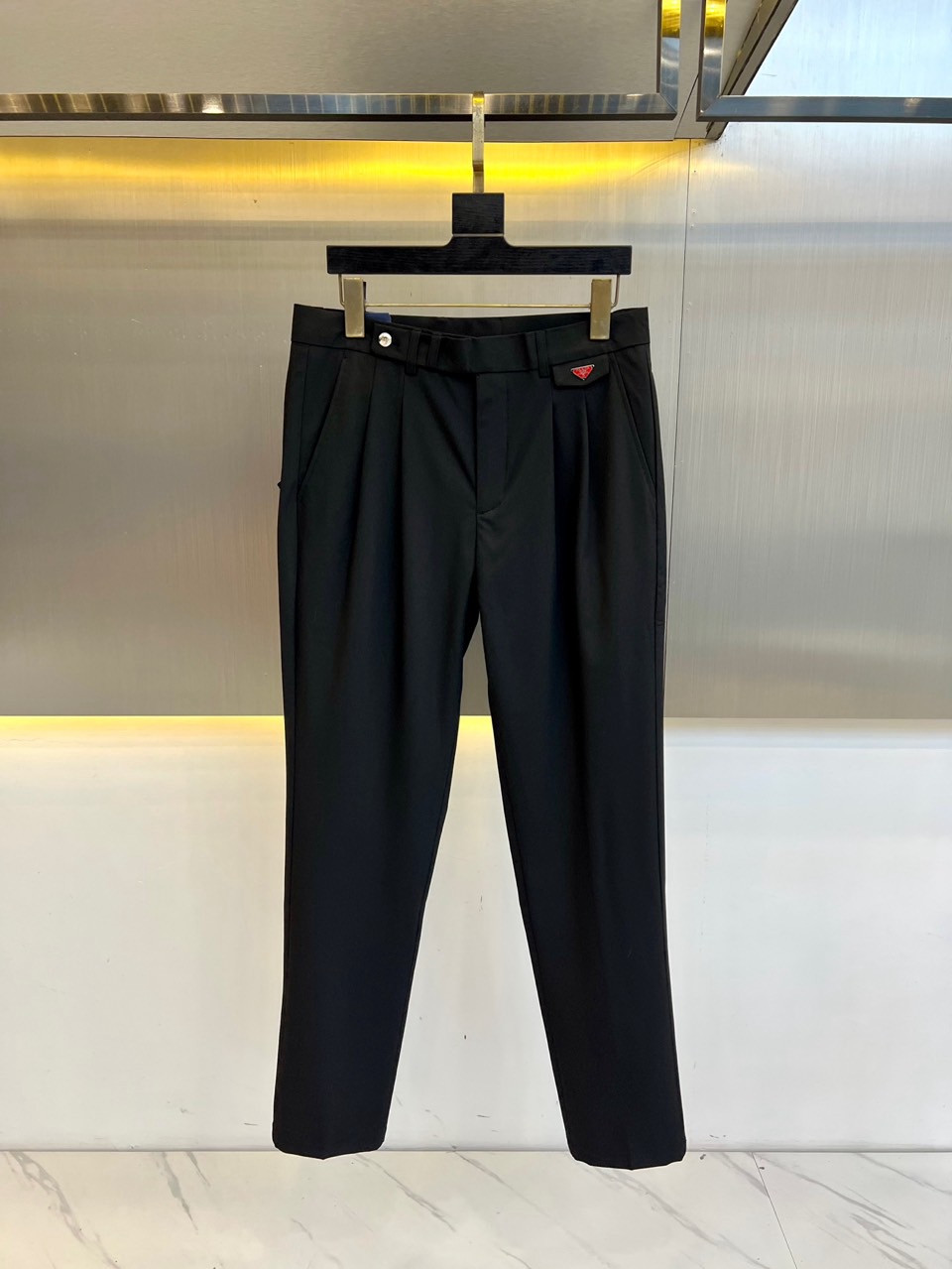 Pradpura P7000: New Business Breakers with Refined Fabric and Metallic Details - 图片 1