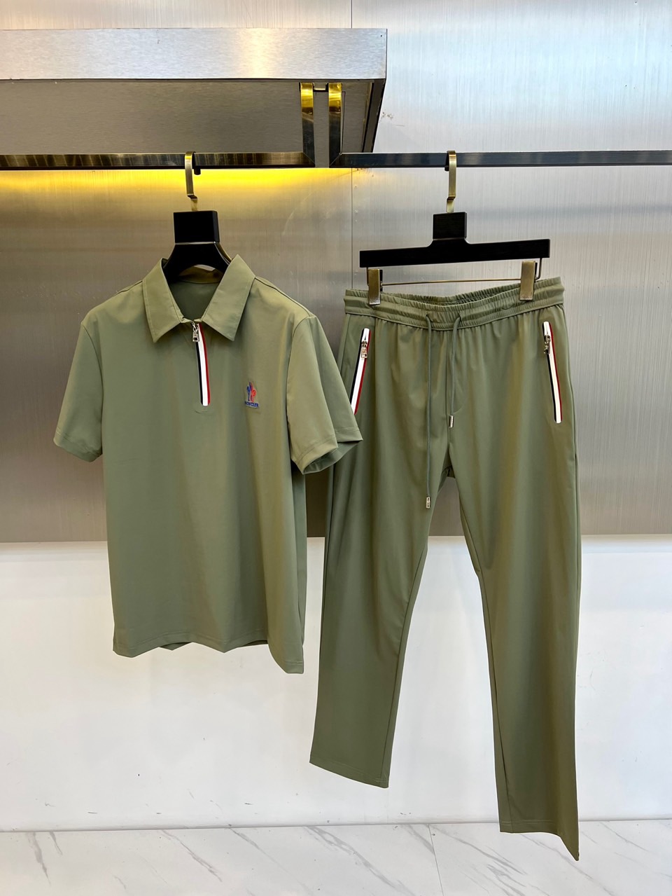 NO:453730,The cover, 25ss spring and summer new set polo short-sleeved + hoodies imported from all sides elastic quick-dry fabrics, with uniform and detailed lines inside, dense and not messy, showing the style of the big factory. The fabric is soft and delicate, and is quite comfortable. It is easy to wear and easy to handle and dry and breathable without touching the body. The texture is light and the upper body is pressure-free and as if you can breathe. Whether it is wiring or cutting to hardware configuration, it is the highest level of craftsmanship, and the details in each place are meticulous and very exquisite!  The minimalist style has a grand structure, natural, highly recognizable, and there is no doubt about the matching performance of the upper body!  48-56 (model 173, 143 catties upper body 50 sizes), Moncler, T-shirt, alexander wang19860909蒙口、25ss春夏新品套装polo短袖+卫裤进口四面弹力速干面料,内里包边走线均匀细致,密而不乱彰显大厂做派.面料,柔软细腻,挺阔舒适.细腻好穿易打理干爽透气不沾身.质感轻盈上身无压感仿佛会呼吸一般.无论是走线,还是裁剪到五金的配置,都是走的最高级别的工艺等级,每一处的细节都是一丝不苟,相当考究！极简的风格构造大气,自然,辨识度高,上身绝对不会出错搭配性能更是毫无疑问！48-56（模特173,143斤上身50码）,,Moncler,T-shirt,alexander wang,Men's clothing