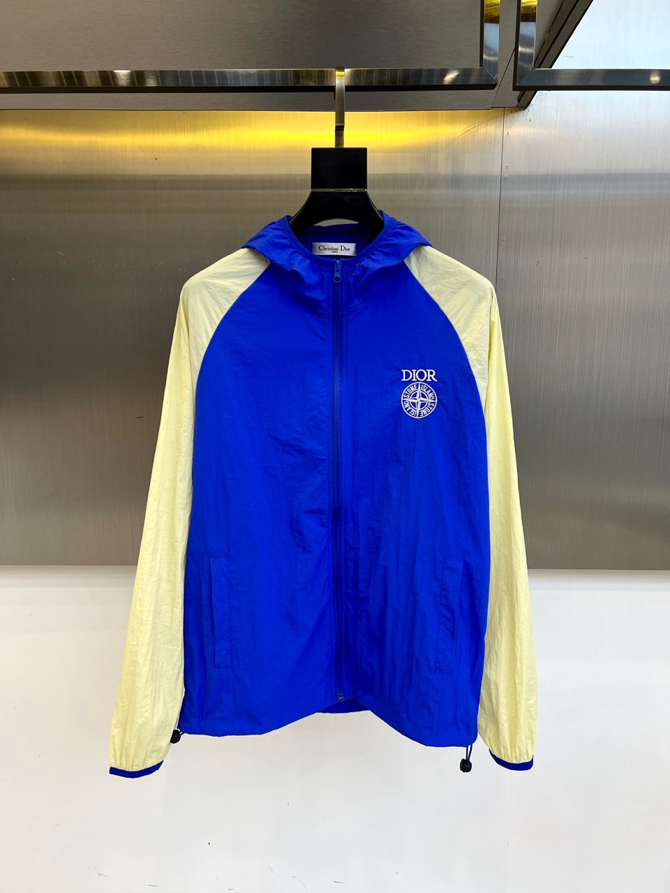 NO:453736,Dior, men's hooded casual jacket, spring and summer thin jacket, sun protection clothes. Ultralight four-sided elastic sun protection fabric, full-pressure glue, waterproof and breathable technology. Sun protection performance UPF20+, super water-repellent performance, can reach level 4 after washing, absorb sweat and remove moisture, keep the body dry, light, thin, stylish, soft, elastic and smooth, spliced ​​decorative fabric, nylon + 15 elastic pull-up frame, making the fabric wear-resistant and elastic, and the ready-to-wear has a strong sense of muscles and bones!  Excellent choice for casual outdoors.M-3XL (model 173-catties upper body L),dior, jackets & coats, jackets & coats,hats,alexander wang19860909Dior、男士连帽休闲夹克春夏装薄款外套防晒衣.超轻四面弹力防晒面料,全压胶防水透气工艺.防晒性能UPF20+,超强防泼水性能,洗后可达4级,吸汗排湿,让身体时刻保持干爽轻薄有型,软弹爽滑,拼接装饰面料尼龙+15弹力拉架,让织物耐磨耐穿富有弹性,成衣有很强的筋骨感！休闲户外绝佳选择.M-3XL（模特173-斤上身L）,,dior,jackets & coats,jackets & coats,hats,alexander wang,Men's clothing