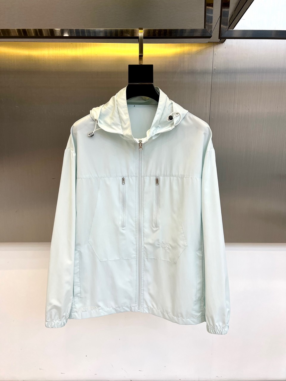 NO:453741,Arcteryx, men's hooded casual jacket, spring and summer thin jacket, sun protection clothes. Ultralight four-sided elastic sun protection fabric, full-pressure glue, waterproof and breathable technology. Sun protection performance UPF20+, super water-repellent performance, can reach level 4 after washing, absorb sweat and remove moisture, keep the body dry, light, thin, stylish, soft, elastic and smooth, spliced ​​decorative fabric nylon + 15 elastic pull-up frame, making the fabric wear-resistant and elastic, and the ready-to-wear has a strong sense of muscles and bones!  Excellent choice for casual outdoors.M-3XL (model 173-catties upper body L), arc'teryx, jackets & coats, jackets & coats, hats, alexander wang19860909Arcteryx 始祖鸟、男士连帽休闲夹克春夏装薄款外套防晒衣.超轻四面弹力防晒面料,全压胶防水透气工艺.防晒性能UPF20+,超强防泼水性能,洗后可达4级,吸汗排湿,让身体时刻保持干爽轻薄有型,软弹爽滑,拼接装饰面料尼龙+15弹力拉架,让织物耐磨耐穿富有弹性,成衣有很强的筋骨感！休闲户外绝佳选择.M-3XL（模特173-斤上身L）,arc'teryx,jackets & coats,jackets & coats,hats,alexander wang,Men's clothing