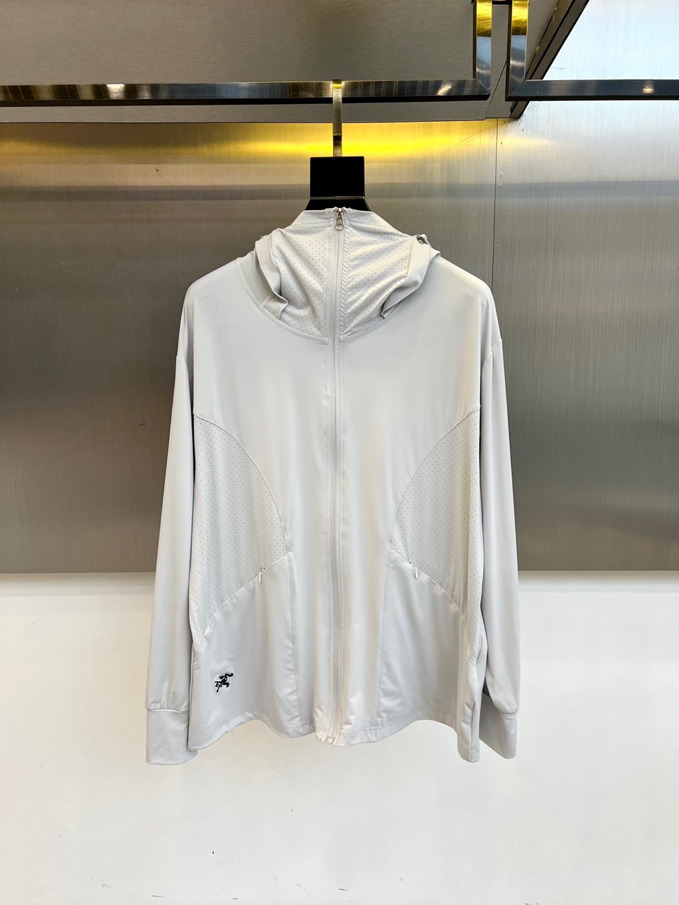 NO:453749,Arcteryx, men's hooded casual jacket, spring and summer thin jacket, sun protection clothes. Ultralight four-sided elastic sun protection fabric, full-pressure glue, waterproof and breathable technology. Sun protection performance UPF20+, super water-repellent performance, can reach level 4 after washing, absorb sweat and remove moisture, keep the body dry, light, thin, stylish, soft, elastic and smooth, spliced ​​decorative fabric nylon + 15 elastic pull-up frame, making the fabric wear-resistant and elastic, and the ready-to-wear has a strong sense of muscles and bones!  Excellent choice for casual outdoors.M-3XL (model 173-catties upper body L), arc'teryx, jackets & coats, jackets & coats, hats, alexander wang19860909Arcteryx 始祖鸟、男士连帽休闲夹克春夏装薄款外套防晒衣.超轻四面弹力防晒面料,全压胶防水透气工艺.防晒性能UPF20+,超强防泼水性能,洗后可达4级,吸汗排湿,让身体时刻保持干爽轻薄有型,软弹爽滑,拼接装饰面料尼龙+15弹力拉架,让织物耐磨耐穿富有弹性,成衣有很强的筋骨感！休闲户外绝佳选择.M-3XL（模特173-斤上身L）,arc'teryx,jackets & coats,jackets & coats,hats,alexander wang,Men's clothing