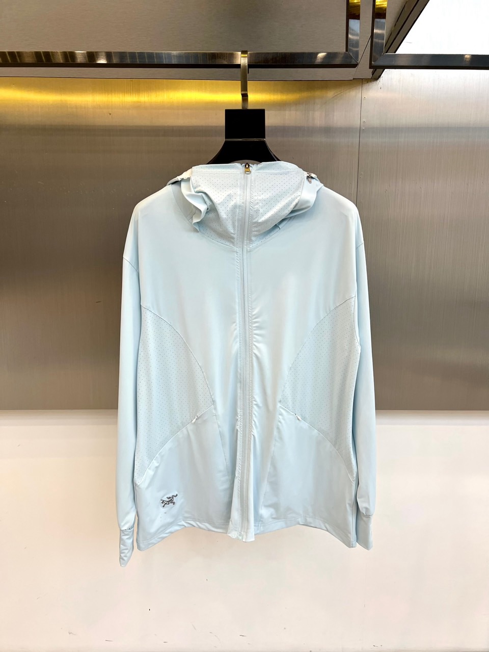 NO:453754,Arcteryx, men's hooded casual jacket, spring and summer thin jacket, sun protection clothes. Ultralight four-sided elastic sun protection fabric, full-pressure glue, waterproof and breathable technology. Sun protection performance UPF20+, super water-repellent performance, can reach level 4 after washing, absorb sweat and remove moisture, keep the body dry, light, thin, stylish, soft, elastic and smooth, spliced ​​decorative fabric nylon + 15 elastic pull-up frame, making the fabric wear-resistant and elastic, and the ready-to-wear has a strong sense of muscles and bones!  Excellent choice for casual outdoors.M-3XL (model 173-pound l) ,arc'teryx, jackets & coats, jackets & coats,hats,alexander wang19860909Arcteryx 始祖鸟、男士连帽休闲夹克春夏装薄款外套防晒衣.超轻四面弹力防晒面料,全压胶防水透气工艺.防晒性能UPF20+,超强防泼水性能,洗后可达4级,吸汗排湿,让身体时刻保持干爽轻薄有型,软弹爽滑,拼接装饰面料尼龙+15弹力拉架,让织物耐磨耐穿富有弹性,成衣有很强的筋骨感！休闲户外绝佳选择.M-3XL（模特173-斤上一身L）,arc'teryx,jackets & coats,jackets & coats,hats,alexander wang,Men's clothing