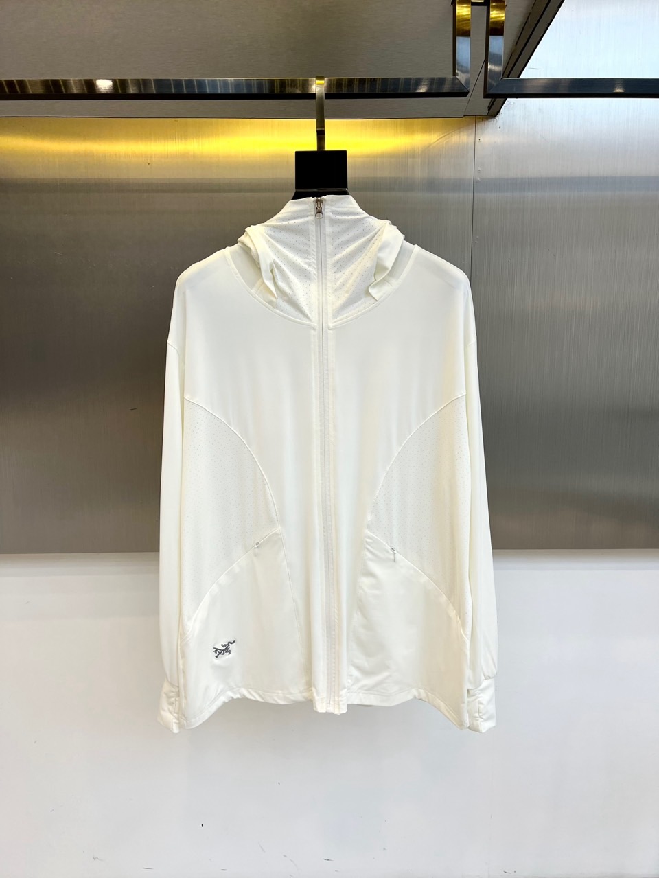 NO:453758,Arcteryx, men's hooded casual jacket, spring and summer thin jacket, sun protection clothes. Ultralight four-sided elastic sun protection fabric, full-pressure glue, waterproof and breathable technology. Sun protection performance UPF20+, super water-repellent performance, can reach level 4 after washing, absorb sweat and remove moisture, keep the body dry, light, thin, stylish, soft, elastic and smooth, spliced ​​decorative fabric nylon + 15 elastic pull-up frame, making the fabric wear-resistant and elastic, and the ready-to-wear has a strong sense of muscles and bones!  Excellent choice for casual outdoors.M-3XL (model 173-catties upper body L), arc'teryx, jackets & coats, jackets & coats, hats, alexander wang19860909Arcteryx 始祖鸟、男士连帽休闲夹克春夏装薄款外套防晒衣.超轻四面弹力防晒面料,全压胶防水透气工艺.防晒性能UPF20+,超强防泼水性能,洗后可达4级,吸汗排湿,让身体时刻保持干爽轻薄有型,软弹爽滑,拼接装饰面料尼龙+15弹力拉架,让织物耐磨耐穿富有弹性,成衣有很强的筋骨感！休闲户外绝佳选择.M-3XL（模特173-斤上身L）,arc'teryx,jackets & coats,jackets & coats,hats,alexander wang,Men's clothing