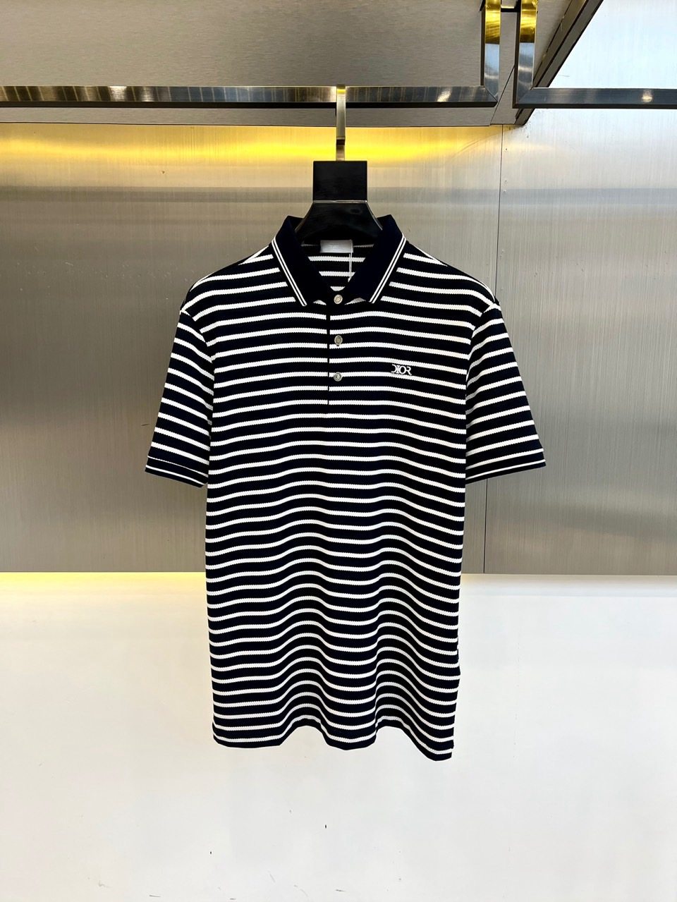 NO:453769,Dior and s classic iconic logo embellishment elements, classic fashion lapel, Polo shirt short sleeves, trading company channel orders, simple and elegant, fashionable and versatile, and the quality is even more unstriking!  The imported fixed-woven pure cotton bead mesh fabric is used, which is soft, straight, stylish, breathable and comfortable. The upper body has a good drooping feeling and is not easy to deform! It is even less likely to fade! A clean and refreshing foundation. The POLO shirt style is small and crisp pointed collar, and the armband design uses the three-dimensional craftsmanship of the brand logo, which perfectly combines leisure and business!  Fashionable and versatile!  48-56 (model 173, 143 catties upper body 50 sizes), dior, T-shirt, alexander wang19860909Dior、s经典标志性Logo点缀元素 经典时尚翻领 Polo衫短袖 ,贸易公司渠道订单,简约大气,时尚百搭,品相更是无法挑剔！选用客供进口定织纯棉珠地网眼面料,柔软挺阔有型、透气舒适.上身垂感好,不易变形!更不易褪色!干净清爽的基础 POLO衫版型,小巧而挺括的尖领有型又时尚,袖标设计运用了品牌logo立体工艺,休闲与商务完美结合！时尚百搭！48-56（模特173,143斤上身50码）,,dior,T-shirt,alexander wang,Men's clothing