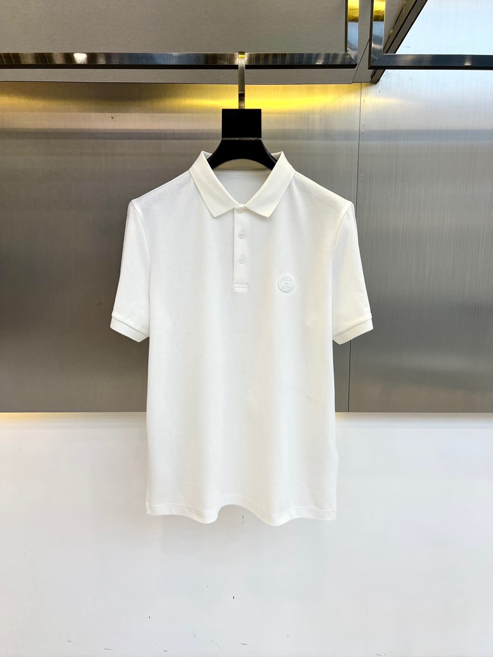 NO:453774,Hermes, a new summer men's lapel short-sleeved polo shirt. Pima cotton (Pima cotton comes from the United States and is a general term for the best special lint cotton (ELS). Compared with ordinary cotton, its fiber structure has a special fiber length increase of 35 and a toughness increase of 45, which makes it silky and soft, and it is veritable. CHAO long fiber cotton belongs to the fine velvet fiber. The fabric feels delicate and fleshy, and it is also far higher than the softness, toughness and gloss of the skeleton. The cotton has a tight and crisp texture, and is strong and stylish. It is tough, elastic and durable. It is the highest quality mark of cotton fabrics and textiles. Honeycomb bead texture Breathable and dry, mesh floor weaving, soft and not easy to deform, rich and gentle texture, three-dimensional hollow and breathable, and the upper body is not stuffy. Bright contrasting rib elements. Fashionable and age-reducing open your summer appearance. Contrasting striped rib elements show elegant sports aesthetics. The collar and cuffs echo, break the silent unique creative stripes, show fashion charm, and continue the characteristics of POLO shirts that are both business and casual, with high-quality and versatile details and textures. They can be matched with various trousers (casual pants, jeans, shorts) and have both fashionable and practical wear! 48-56 (model 173, 143 catties upper body size 50), hermes, shorts, jeans, T-shirt, alexander wang19860909爱马仕、夏季新款男士翻领短袖polo衫.选用海岛长绒棉因产量稀少而格外珍贵的Pima棉(皮马棉来自美国,是极品特长绒棉(ELS)的统称与一般棉花相比,它的纤维结构更加特殊纤维长度提升35、韧度提升45,这造就了它丝滑柔软,名副其实的“棉中贵族”.属于细绒纤维中的CHAO长纤维棉,面料手感细腻有肉感,Q弹又不失骨架柔软度、强韧性和光泽度上也远高于同期品质的棉花质地紧密挺括有型,坚韧有弹性持久耐用是棉织品和纺织品的zui高品质标志.蜂窝珠地肌理 透气干爽,网眼珠地面料织法,软糯、不易变形,肌理丰富温柔触感,立体中空透气,上身不闷热.亮眼撞色罗纹元素 时髦减龄开启你的夏季逆天颜值,撞色条纹罗纹元素彰显优雅运动美学,领部与袖口相呼应,打破沉寂獨特创意条纹,尽显时尚魅力,延续POLO衫商务与休闲兼具的特性高笈百搭,细节质感十足 可与各式裤装(休闲裤、牛仔裤、短裤)搭配兼具时髦感与实穿性！48-56（模特173,143斤上身50码）,,hermes,shorts,jeans,T-shirt,alexander wang,Men's clothing