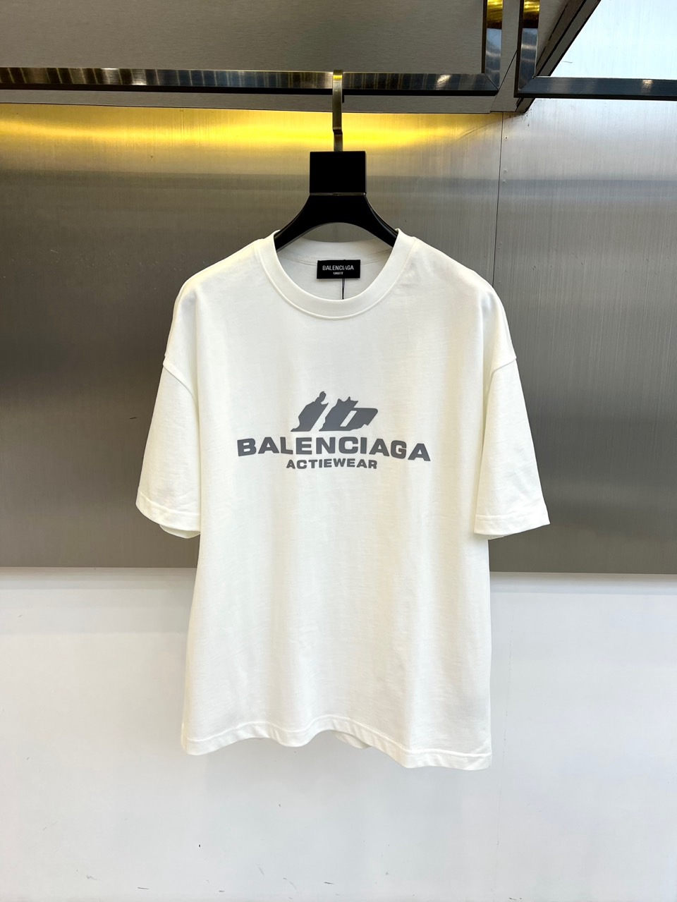 NO:453737,Balenciaga, a new round neck short-sleeved T-shirt for men for spring and summer. Imported fixed fabric is pure cotton, the fabric feels silky and soft, breathable and skin-friendly, and it is extremely comfortable to wear, and the overall texture is quite high!  The iconic logo on the body and chest is complete with three standards and carefully crafted. It is simple, fashionable and classic, and it is eye-catching, with great recognition and class!  The regular casual style cutting design makes it easy to make you look slim and taller!  48-54 (model 173, 143 catties upper body 48 sizes) (a size larger), ,balenciaga, T-shirt,tees, t-shirt,alexander wang19860909巴黎世家、春夏男士新款圆领短袖T恤.进口定织面料纯棉、面料手感丝滑柔软,透气亲肤性极佳,着身无比的舒适,整体质感相当之高！衣身胸前标志性Logo,三标齐全、重工艺精心打造,简约时尚经典让人眼前一亮,极具辨识度与档次感！常规的休闲版型裁剪设计,轻松凹出显瘦显高身型！48-54（模特173,143斤上身48码）（偏大一码）,,balenciaga,T-shirt,tees，t-shirt,alexander wang,Men's clothing
