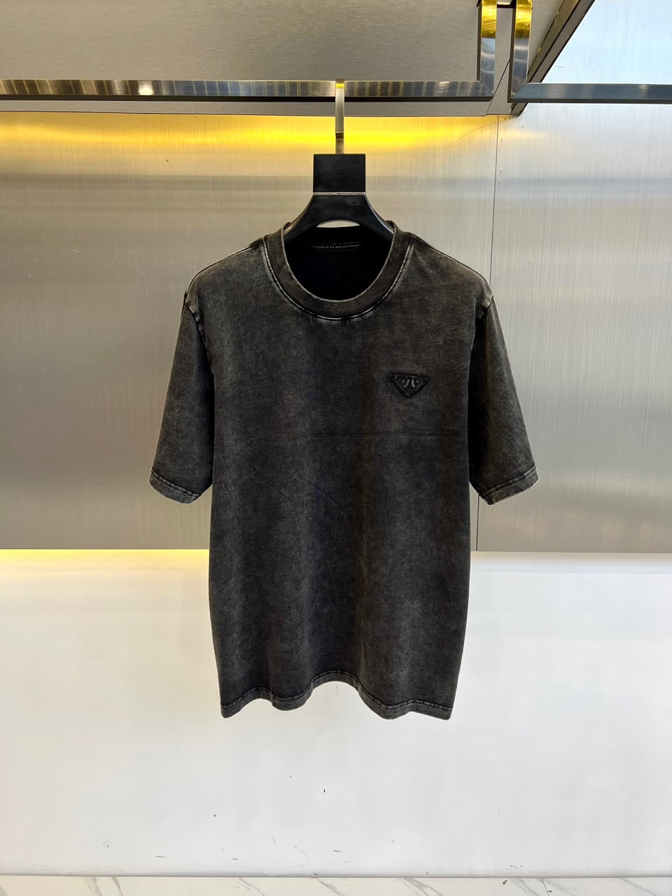 NO:453755,Prad, a new summer heavy-duty wash-fried cotton hand patch embroidered triangular round neck short-sleeved T-shirt. A casual outfit is essential for spring and summer. The chest printing is completely reflected in the advanced aesthetic workmanship. The washing process is natural and beautiful. The patch embroidery workmanship is exquisite and atmospheric, with a strong three-dimensional feeling, which is very amazing. The fabric is soft and skin-friendly, and the upper body is a bit lazy and high-end feel. This washing T-shirt is definitely the absolute king of basic styles this year. The same style between men and women makes the feeling of luxury goods high-order!  OS shoulder-drop silhouette version!  48-56 (model 173, 143 catties upper body 50 sizes), prada, prada, T-shirt, tees, t-shirt, alexander wang19860909Prad普拉、夏季新款重工水洗做旧纯棉手贴布绣三角标圆领短袖T恤.春夏休闲穿搭必不可少,胸前印花完完全全体现在高级审美的做工上, 水洗工艺自然美观,贴布绣做工更是精致大气,立体感超强,非常惊艳,面料柔软亲肤,上身一丝丝慵懒又高级的feel,这款水洗T绝对是今年绝对的基础款之王,男女同款搭配穿出奢侈品高订的感觉！OS落肩廓形版！48-56（模特173,143斤上身50码）,,prada,prada,T-shirt,tees，t-shirt,alexander wang,Men's clothing