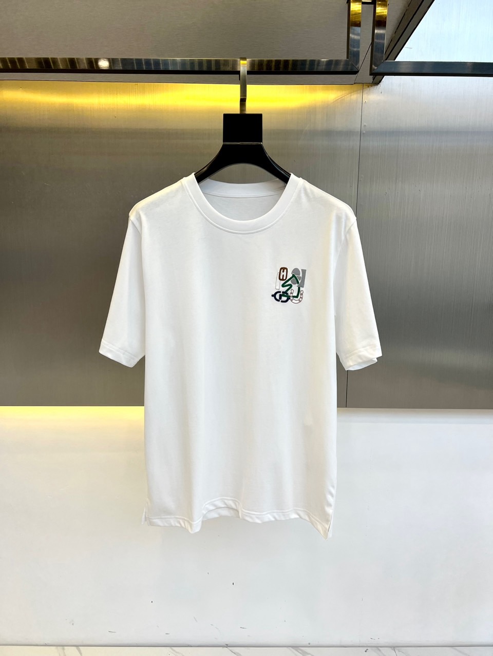 NO:453760,H Hermès, a new short-sleeved T-shirt for spring and summer 25, you can wear it alone or you can put a bottom inside. It is no problem to wear one piece in all seasons. It is originally made of a slightly loose design and tailor-made style, with a unique and fashionable style, pure cotton material, a fixed-woven double-layer ribbed neckline design, a flat fitting is not easy to deform, creating an alternative luxury and fashionable atmosphere!  48-56 (model 173, 143 catties upper body 50 sizes), hermes, T-shirt,tees, t-shirt,alexander wang19860909H爱马仕、25春夏新品短袖T恤,可以单穿也可以里面再打个底,一件穿四季是没问题的,原厂出来的,微宽松设计裁剪兼具个性时尚范儿,纯棉材质,定织型的双层罗纹领口设计,平整服贴不易变形,营造出另类的奢华时尚气息！48-56（模特173,143斤上身50码）,,hermes,T-shirt,tees，t-shirt,alexander wang,Men's clothing