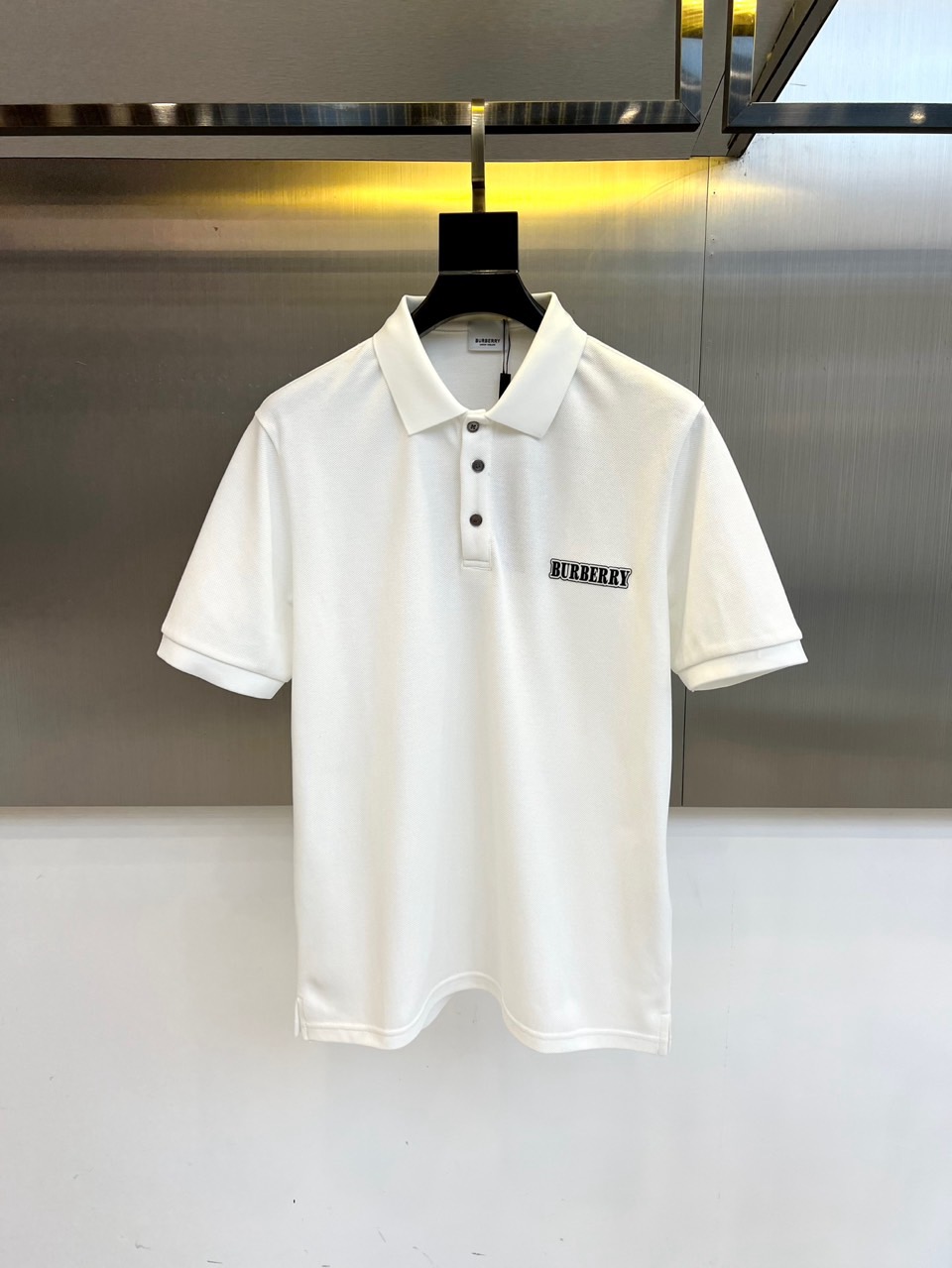 NO:457932,Burberry, 2025s classic iconic logo embellishment elements, classic fashion lapel, Polo shirt short sleeves, trading company channel orders, simple and elegant, fashionable and versatile, and the quality is even more unstriking!  Use imported custom-woven pure cotton bead mesh fabric, which is soft, straight, stylish, breathable and comfortable. The upper body has a good drooping feeling and is not easy to deform! It is even less likely to fade! A clean and refreshing basic POLO shirt style, a small and crisp pointed collar, stylish and fashionable, perfectly combining casual and business!  Fashionable and versatile!  48-56 (model 173, 143 catties upper body 50 sizes), burberry, T-shirt, alexander wang19860909巴宝莉、2025s经典标志性Logo点缀元素 经典时尚翻领 Polo衫短袖 ,贸易公司渠道订单,简约大气,时尚百搭,品相更是无法挑剔！选用客供进口定织纯棉珠地网眼面料,柔软挺阔有型、透气舒适.上身垂感好,不易变形!更不易褪色!干净清爽的基础 POLO衫版型,小巧而挺括的尖领有型又时尚,休闲与商务完美结合！时尚百搭！48-56（模特173,143斤上身50码）,,burberry,T-shirt,alexander wang,Men's clothing