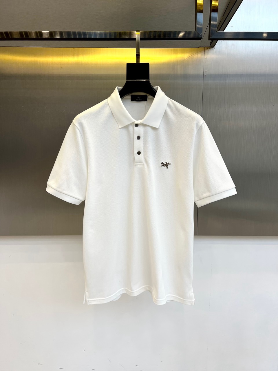 NO:457936,Archaeopteryx, 2025s classic iconic logo embellishment elements, classic fashion lapel, Polo shirt short sleeves, trading company channel orders, simple and elegant, fashionable and versatile, and the quality is even more unstriking!  Use imported custom-woven pure cotton bead mesh fabric, which is soft, straight, stylish, breathable and comfortable. The upper body has a good drooping feeling and is not easy to deform! It is even less likely to fade! A clean and refreshing basic POLO shirt style, a small and crisp pointed collar, stylish and fashionable, perfectly combining casual and business!  Fashionable and versatile!  48-56 (model 173, 143 catties upper body 50 sizes), arc'teryx, T-shirt, alexander wang19860909始祖鸟、2025s经典标志性Logo点缀元素 经典时尚翻领 Polo衫短袖 ,贸易公司渠道订单,简约大气,时尚百搭,品相更是无法挑剔！选用客供进口定织纯棉珠地网眼面料,柔软挺阔有型、透气舒适.上身垂感好,不易变形!更不易褪色!干净清爽的基础 POLO衫版型,小巧而挺括的尖领有型又时尚,休闲与商务完美结合！时尚百搭！48-56（模特173,143斤上身50码）,arc'teryx,T-shirt,alexander wang,Men's clothing