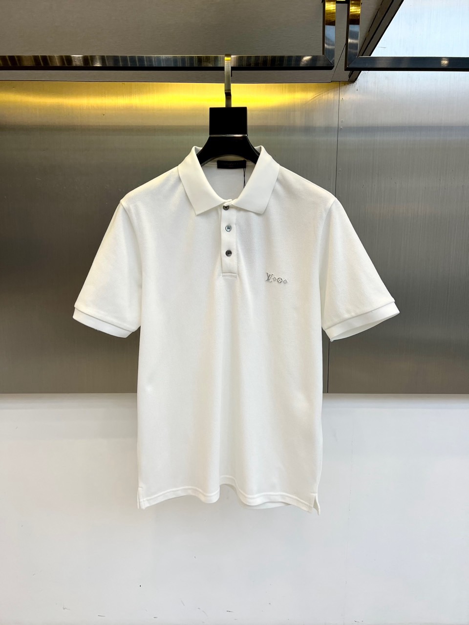 NO:457940,1v, 2025s classic iconic logo embellishment elements, classic fashion lapel, Polo shirt short sleeves, trading company channel orders, simple and elegant, fashionable and versatile, and the quality is even more unstriking!  Use imported custom-woven pure cotton bead mesh fabric, which is soft, straight, stylish, breathable and comfortable. The upper body has a good drooping feeling and is not easy to deform! It is even less likely to fade! A clean and refreshing basic POLO shirt style, a small and crisp pointed collar, stylish and fashionable, perfectly combining casual and business!  Fashionable and versatile!  48-56 (model 173, 143 catties upper body 50 sizes), T-shirt, alexander wang198609091v、2025s经典标志性Logo点缀元素 经典时尚翻领 Polo衫短袖 ,贸易公司渠道订单,简约大气,时尚百搭,品相更是无法挑剔！选用客供进口定织纯棉珠地网眼面料,柔软挺阔有型、透气舒适.上身垂感好,不易变形!更不易褪色!干净清爽的基础 POLO衫版型,小巧而挺括的尖领有型又时尚,休闲与商务完美结合！时尚百搭！48-56（模特173,143斤上身50码）,,T-shirt,alexander wang,Men's clothing