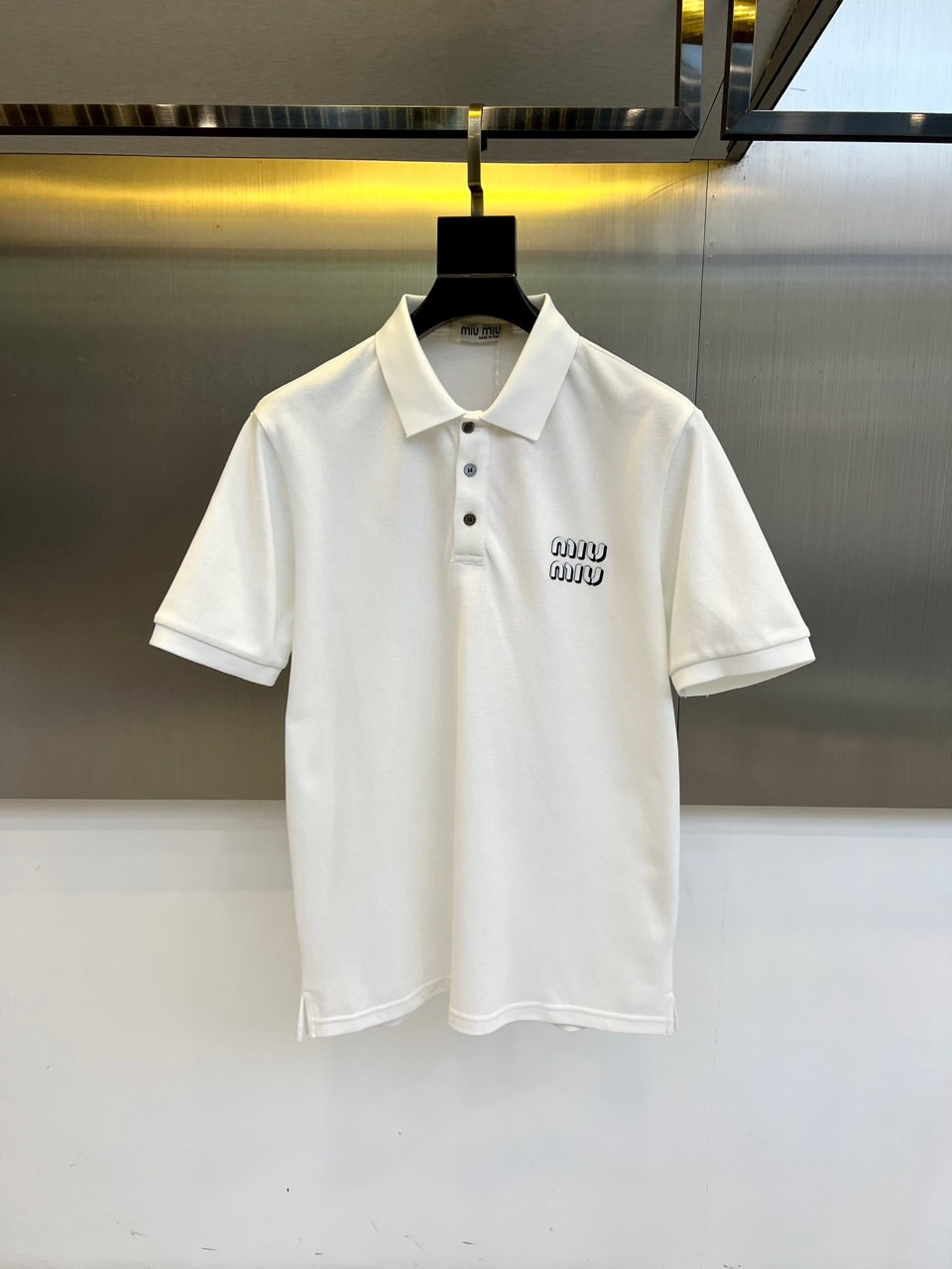 NO:457943,Miumiu, 2025s classic iconic logo embellishment elements, classic fashion lapel, Polo shirt short sleeves, trading company channel orders, simple and elegant, fashionable and versatile, and the quality is even more unstriking!  Use imported custom-woven pure cotton bead mesh fabric, which is soft, straight, stylish, breathable and comfortable. The upper body has a good drooping feeling and is not easy to deform! It is even less likely to fade! A clean and refreshing basic POLO shirt style, a small and crisp pointed collar, stylish and fashionable, perfectly combining casual and business!  Fashionable and versatile!  48-56 (model 173, 143 catties upper body 50 sizes), miumiu, T-shirt, alexander wang19860909miumiu、2025s经典标志性Logo点缀元素 经典时尚翻领 Polo衫短袖 ,贸易公司渠道订单,简约大气,时尚百搭,品相更是无法挑剔！选用客供进口定织纯棉珠地网眼面料,柔软挺阔有型、透气舒适.上身垂感好,不易变形!更不易褪色!干净清爽的基础 POLO衫版型,小巧而挺括的尖领有型又时尚,休闲与商务完美结合！时尚百搭！48-56（模特173,143斤上身50码）,,miumiu,T-shirt,alexander wang,Men's clothing