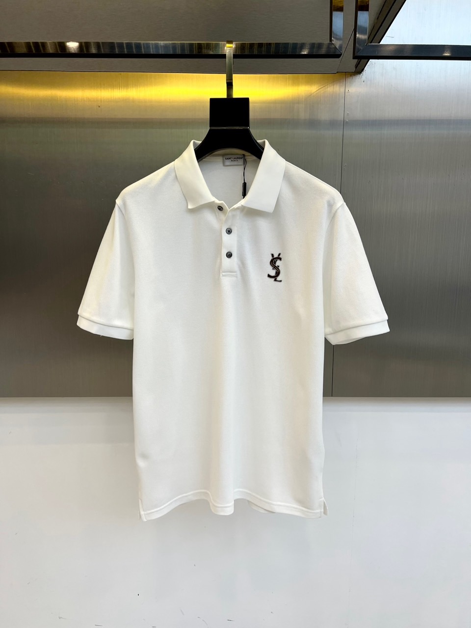 NO:457910,Saint Laurent, 2025s classic iconic logo embellishment elements, classic fashion lapel, Polo shirt short sleeves, trading company channel orders, simple and elegant, fashionable and versatile, and the quality is even more unstriking!  Use imported fixed-woven pure cotton bead mesh fabric, which is soft, straight, stylish, breathable and comfortable. The upper body has a good drooping feeling and is not easy to deform!,,saint laurent,T-shirt,alexander wang19860909圣罗兰、2025s经典标志性Logo点缀元素 经典时尚翻领 Polo衫短袖 ,贸易公司渠道订单,简约大气,时尚百搭,品相更是无法挑剔！选用客供进口定织纯棉珠地网眼面料,柔软挺阔有型、透气舒适.上身垂感好,不易变形!,,saint laurent,T-shirt,alexander wang,Men's clothing