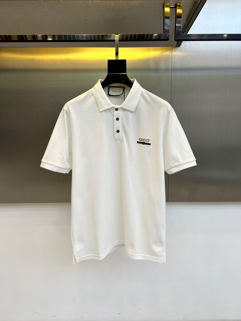 NO:457914,Gucci, 2025s classic iconic logo embellishment elements, classic fashion lapel, Polo shirt short sleeves, trading company channel orders, simple and elegant, fashionable and versatile, and the quality is even more unstriking!  Use imported custom-woven pure cotton bead mesh fabric, which is soft, straight, stylish, breathable and comfortable. The upper body has a good drooping feeling and is not easy to deform! It is even less likely to fade! A clean and refreshing basic POLO shirt style, a small and crisp pointed collar, stylish and fashionable, perfectly combining casual and business!  Fashionable and versatile!  48-56 (model 173, 143 catties upper body 50 sizes), gucci, T-shirt, alexander wang19860909Gucci、2025s经典标志性Logo点缀元素 经典时尚翻领 Polo衫短袖 ,贸易公司渠道订单,简约大气,时尚百搭,品相更是无法挑剔！选用客供进口定织纯棉珠地网眼面料,柔软挺阔有型、透气舒适.上身垂感好,不易变形!更不易褪色!干净清爽的基础 POLO衫版型,小巧而挺括的尖领有型又时尚,休闲与商务完美结合！时尚百搭！48-56（模特173,143斤上身50码）,,gucci,T-shirt,alexander wang,Men's clothing