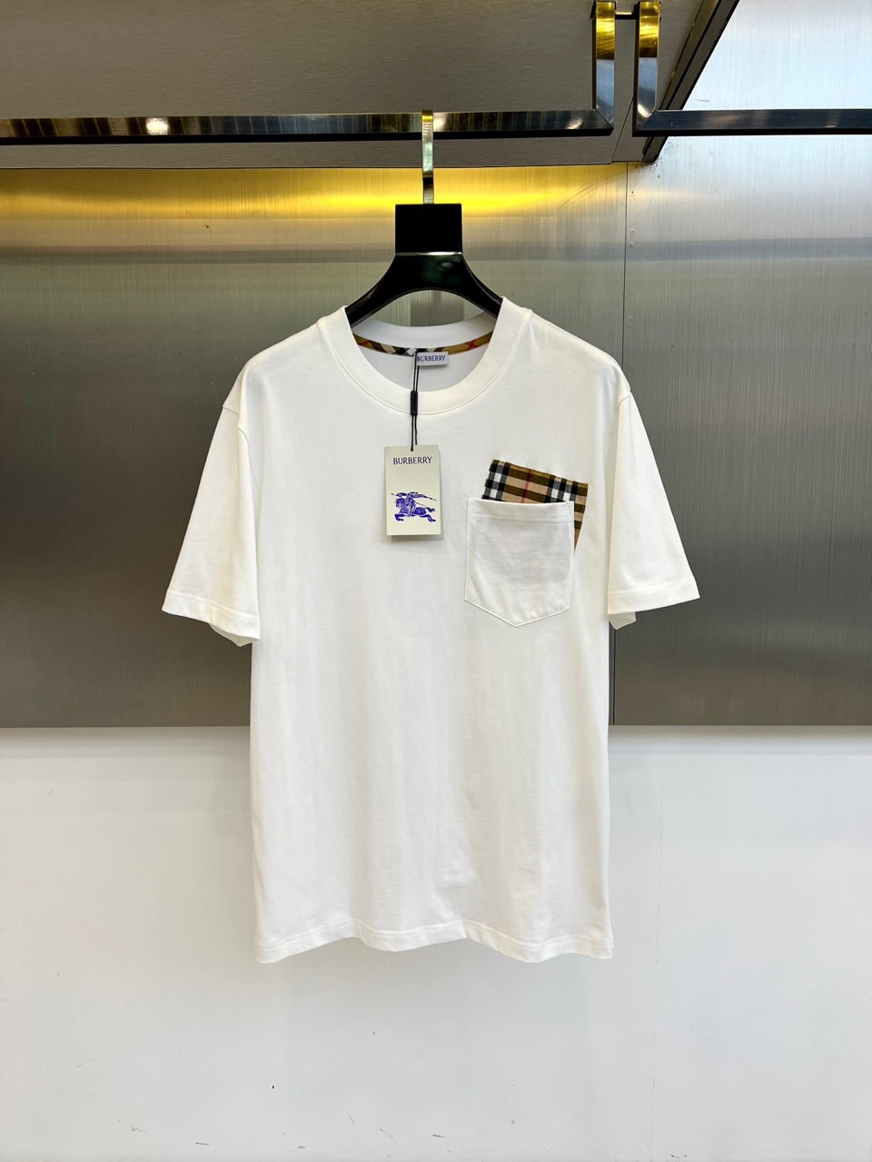 NO:457918,Burberry, 2025 Spring and Summer Men's New LOGO Round Neck Short-Sleeve T-shirt. Imported fixed-woven fabric is pure cotton, the fabric feels silky and soft, and has excellent breathability and skin-friendliness. It is extremely comfortable to wear, and the overall texture is quite high!  The iconic logo on the body and chest is carefully crafted and craftsmanship. It is simple, fashionable and classic, and it is very recognizable and classy!  The regular casual style cutting design makes it easy to make you look slim and taller!  48-56 (model 173, 143 catties upper body 50 sizes), burberry, T-shirt, tees, t-shirt, alexander wang19860909巴宝莉、2025春夏男士新款LOGO圆领短袖T恤.进口定织面料纯棉、面料手感丝滑柔软,透气亲肤性极佳,着身无比的舒适,整体质感相当之高！衣身胸前标志性Logo,重工艺精心打造,简约时尚经典让人眼前一亮,极具辨识度与档次感！常规的休闲版型裁剪设计,轻松凹出显瘦显高身型！48-56（模特173,143斤上身50码）,,burberry,T-shirt,tees，t-shirt,alexander wang,Men's clothing