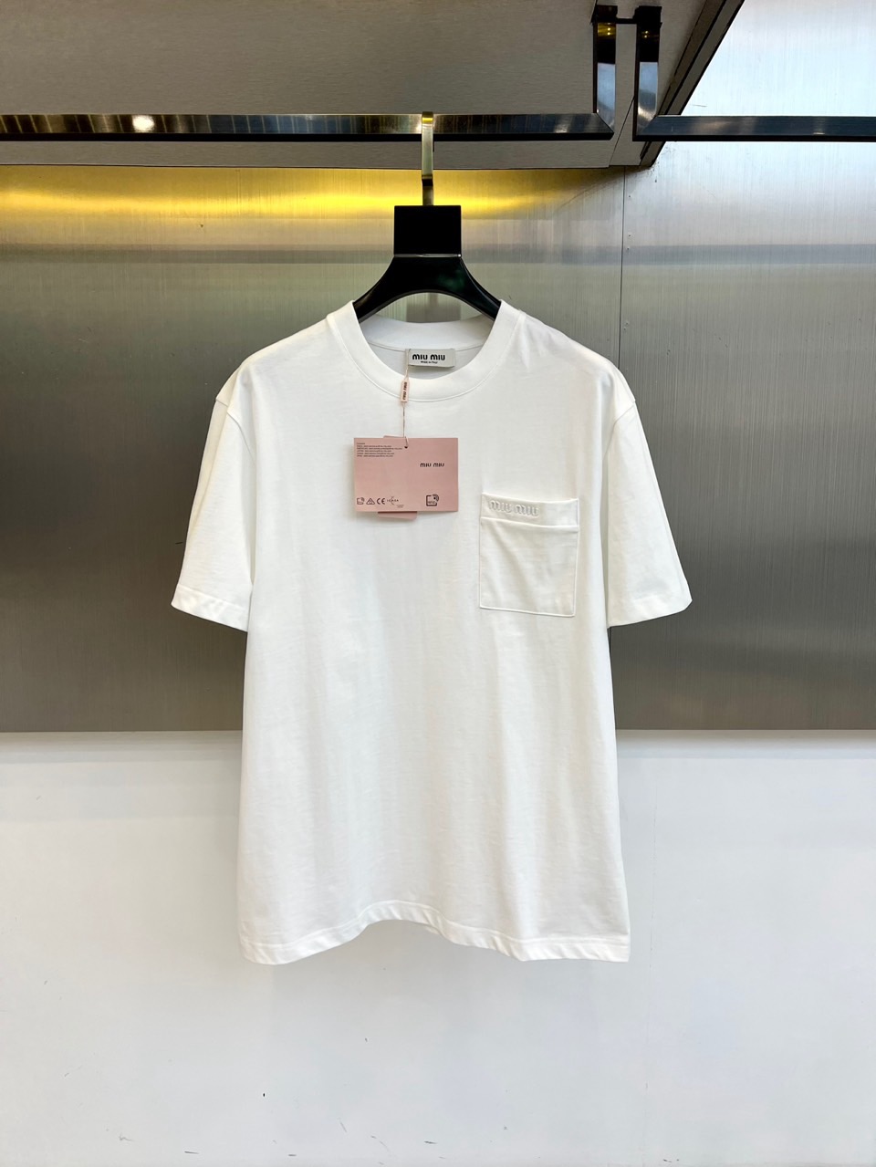 NO:457922,miumiu, 2025 spring and summer men's new LOGO round neck short-sleeved T-shirt. Imported fixed fabric is pure cotton, the fabric feels silky and soft, breathable and skin-friendly, and it is extremely comfortable to wear, and the overall texture is quite high!  The iconic logo on the body and chest is carefully crafted and craftsmanship. It is simple, fashionable and classic, and it is very recognizable and classy!  The regular casual style cutting design makes it easy to make you look slim and taller!  48-56 (model 173, 143 catties upper body 50 sizes), miumiu, T-shirt, tees, t-shirt, alexander wang19860909miumiu、2025春夏男士新款LOGO圆领短袖T恤.进口定织面料纯棉、面料手感丝滑柔软,透气亲肤性极佳,着身无比的舒适,整体质感相当之高！衣身胸前标志性Logo,重工艺精心打造,简约时尚经典让人眼前一亮,极具辨识度与档次感！常规的休闲版型裁剪设计,轻松凹出显瘦显高身型！48-56（模特173,143斤上身50码）,,miumiu,T-shirt,tees，t-shirt,alexander wang,Men's clothing