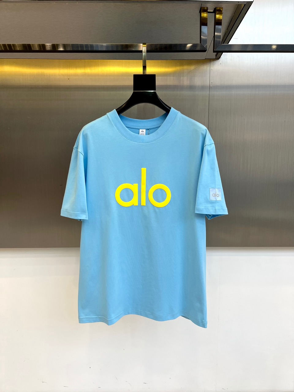 NO:457926,ao, 2025 spring and summer men's new LOGO round neck short-sleeved T-shirt. Imported fixed fabric is pure cotton, the fabric feels silky and soft, and has excellent breathability and skin-friendliness. It is extremely comfortable to wear, and the overall texture is quite high!  The iconic logo on the body and chest is carefully crafted and craftsmanship. It is simple, fashionable and classic, and it is very recognizable and classy!  The regular casual style cutting design makes it easy to make you look slim and taller!  48-56 (model 173, 143 catties upper body 50 sizes), T-shirt,tees, t-shirt,alexander wang19860909ao、2025春夏男士新款LOGO圆领短袖T恤.进口定织面料纯棉、面料手感丝滑柔软,透气亲肤性极佳,着身无比的舒适,整体质感相当之高！衣身胸前标志性Logo,重工艺精心打造,简约时尚经典让人眼前一亮,极具辨识度与档次感！常规的休闲版型裁剪设计,轻松凹出显瘦显高身型！48-56（模特173,143斤上身50码）,,T-shirt,tees，t-shirt,alexander wang,Men's clothing