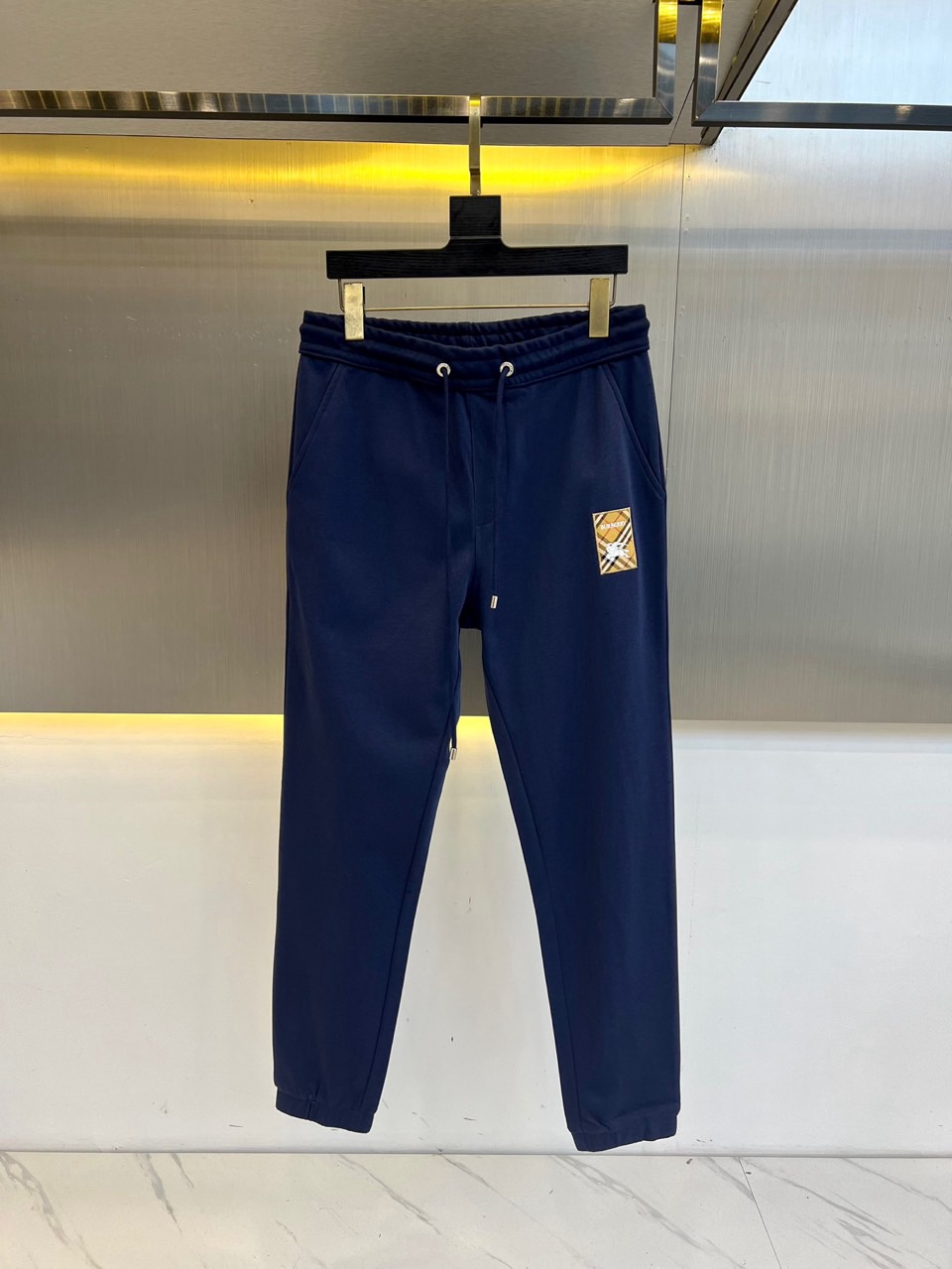 NO:456080,Burberry, 2025 spring and summer new embroidered casual trousers. Guest-supplied knitted island cotton fabric, the delicate and orderly knitting process creates the initial soft texture of cotton, and the material surface is a grid-like design. The drawstring elastic waist-hugging and elastic screw-tip shape belongs to the latest sharpening design, creating fashionable, simple, natural, fashionable, loose-fitting cut!  48-56 (please report height and weight by placing an order), burberry, burberry, alexander wang19860909Bur巴宝莉、2025春夏新品刺绣休闲卫裤.客供针织海岛棉面料,细腻有序的针织工艺造就了棉质最初的那份柔软的质感,料面呈现宫格状设计.抽绳弹性收腰搭配弹性螺口造型属于最新的锐化设计,成就时尚潮流的,简约,自然,时髦,松版型裁剪！48-56（下单请报身高体重）,,burberry,burberry,alexander wang,Men's clothing