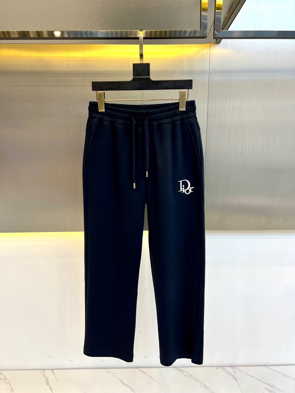 NO:456084,Dio and 25s spring and summer new men's drawstring casual embroidered sports sweatpants are newly released. The details are meticulous, creating the evergreen tree's evergreen without getting greasy and comfortable and versatile. As one of the fashionable items that men can wear at any time and anywhere, the simple design of casual pants is combined with high-end fabrics, fine embellishments, and three-dimensional tailoring, so that you can avoid being too mature and stable, but more self-centered and personalized. The imported long velvet cotton fabric is customized, and the sag behind the upper body is also very good. The three-dimensional tailoring is straight and the upper body is produced by the original manufacturer, and the perfect quality is shipped!  48-56 (please report waist size by placing an order),,dior,dior,alexander wang19860909Dio迪奥、25s春夏新品男士抽绳休闲刺绣运动卫裤,全新发布新款定制,细节一丝不苟,打造出了常青树的百看不腻以及舒适百搭.休闲运动裤作为随时随地男人都能穿搭的时尚单品之一,休闲裤简洁的设计配合高档面料,细节点缀,立体剪裁,让你避免太过于成熟稳重,而是多了几分自我和个性.进口长绒精棉面料定制打造,上身后垂度也非常好,立体剪裁上身挺拔,原厂原单出品,完美品相出货！48-56（下单请报腰围尺寸）,,dior,dior,alexander wang,Men's clothing