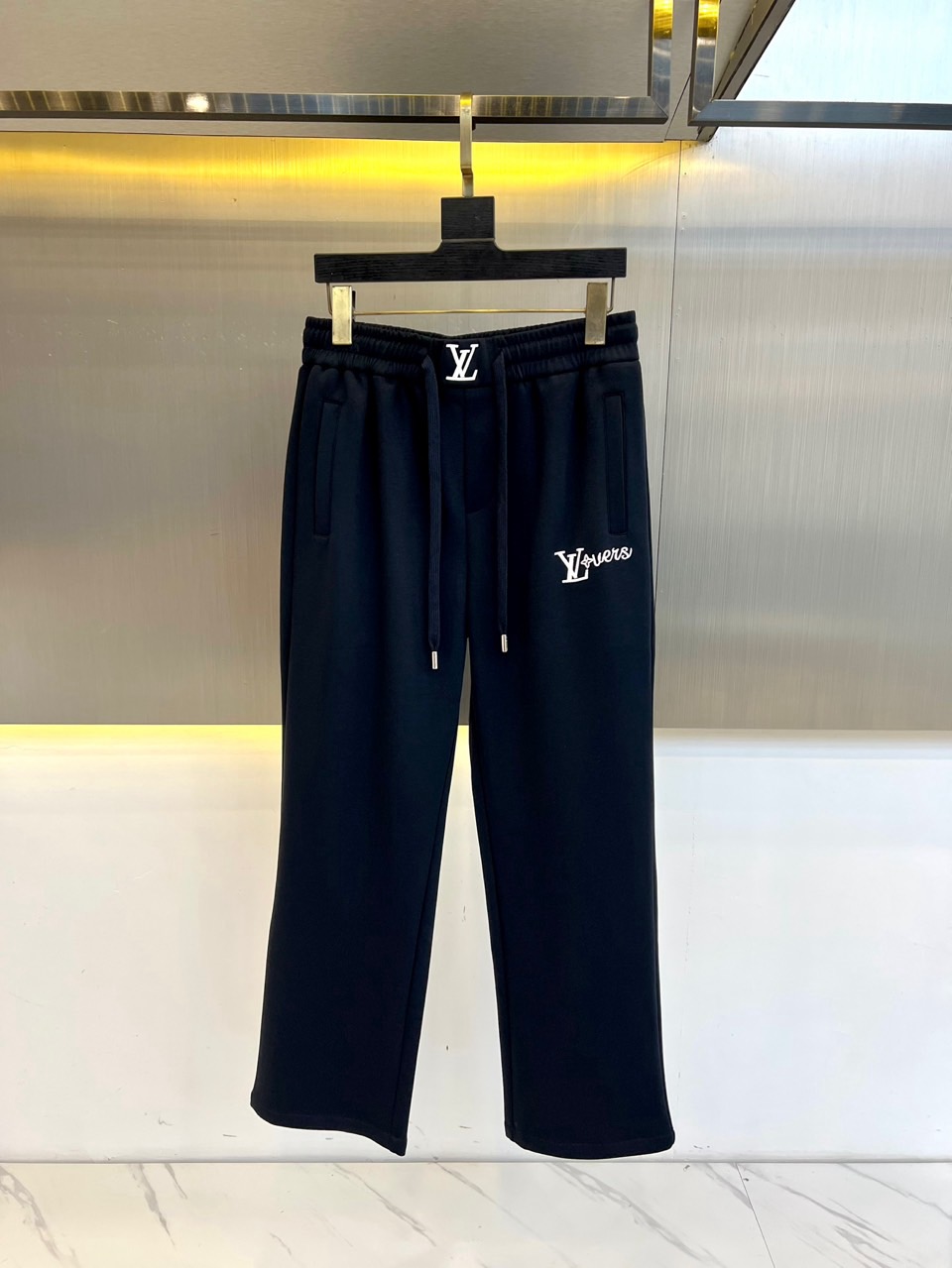 NO:456094,LV and 25s spring and summer new men's drawstring casual embroidered sports sweatpants are newly released. The details are meticulous, creating the evergreen tree's evergreen without getting greasy and comfortable and versatile. As one of the fashionable items that men can wear at any time and anywhere, the simple design of casual pants is combined with high-end fabrics, fine embellishments, and three-dimensional tailoring, so that you can avoid being too mature and stable, but more self-indulgent and personality. The imported long velvet cotton fabric is customized, and the sag behind the upper body is also very good. The three-dimensional tailoring is straight and the upper body is produced by the original manufacturer, and the perfect quality is shipped!  48-56 (please report waist size by ordering), louis vuitton,alexander wang19860909LV、25s春夏新品男士抽绳休闲刺绣运动卫裤,全新发布新款定制,细节一丝不苟,打造出了常青树的百看不腻以及舒适百搭.休闲运动裤作为随时随地男人都能穿搭的时尚单品之一,休闲裤简洁的设计配合高档面料,细节点缀,立体剪裁,让你避免太过于成熟稳重,而是多了几分自我和个性.进口长绒精棉面料定制打造,上身后垂度也非常好,立体剪裁上身挺拔,原厂原单出品,完美品相出货！48-56（下单请报腰围尺寸）,,louis vuitton,alexander wang,Men's clothing