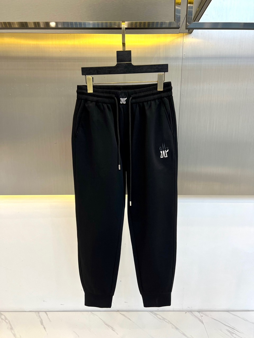 NO:456097,The new men's drawstring casual embroidered sports sweatpants for 25s spring and summer are newly released for customization, with meticulous details, creating the evergreen tree's evergreen without getting greasy and comfortable and versatile. As one of the fashionable items that men can wear at any time and anywhere, the simple design of casual pants is combined with high-end fabrics, fine embellishments, and three-dimensional tailoring, so that you can avoid being too mature and stable, but more self-indulgent and personality. The imported long velvet cotton fabric is customized, and the sag behind the upper body is also very good. The three-dimensional tailoring is straight and the upper body is produced by the original manufacturer, and the perfect quality is shipped!  48-56 (please report waist size by placing an order), Moncler, alexander wang19860909蒙口、25s春夏新品男士抽绳休闲刺绣运动卫裤,全新发布新款定制,细节一丝不苟,打造出了常青树的百看不腻以及舒适百搭.休闲运动裤作为随时随地男人都能穿搭的时尚单品之一,休闲裤简洁的设计配合高档面料,细节点缀,立体剪裁,让你避免太过于成熟稳重,而是多了几分自我和个性.进口长绒精棉面料定制打造,上身后垂度也非常好,立体剪裁上身挺拔,原厂原单出品,完美品相出货！48-56（下单请报腰围尺寸）,,Moncler,alexander wang,Men's clothing