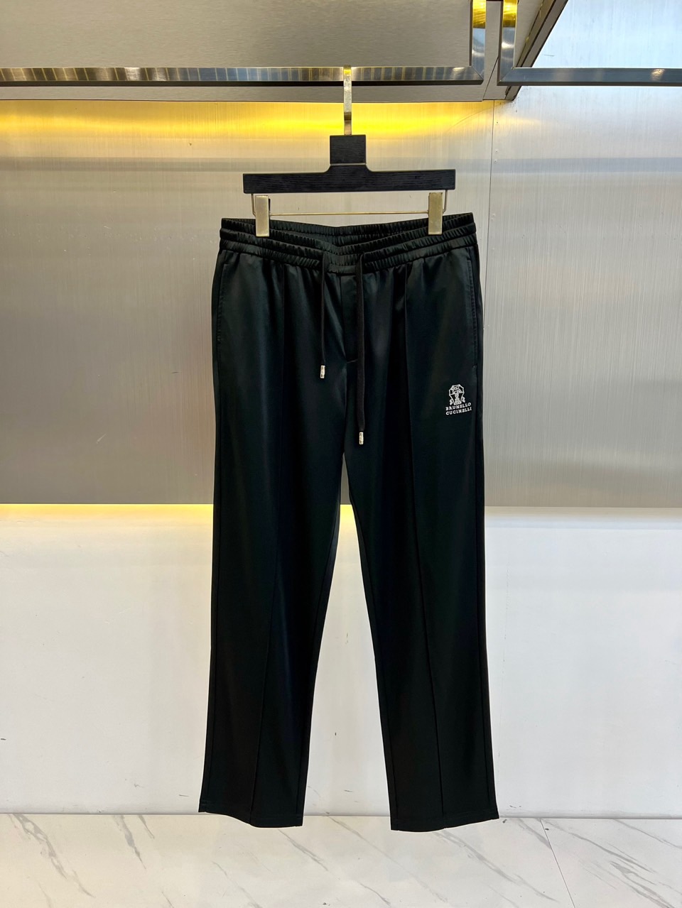 NO:456102,Brunello Cucinelli/ Brunello Cucinelli, -2025 Lao Qianfeng Light Linen Acetic Acid Casual Pants, with a strong texture. The fabric is made of a fixed-woven acetic acid blend material. Its advantages include good wrinkle resistance, high gloss, and easy to clean. The specific advantages are as follows: 1. Good wrinkle resistance, acetic acid fabric, good wrinkle resistance, and comfortable to wear. Because the fiber is delicate and uniform, the feel is very soft, the clothes are not prone to wrinkles, and there is no sense of urgency when worn. 2. High gloss. Acetic acid fabric has high gloss and bright colors. This fabric has rich colors, and it can also keep the colors bright and not fade easily, making people feel very energetic.  3. Easy to clean Acetate fabrics Clothes contain fibers with strong hydrophilicity, which are easy to wash and durable. This fabric is clean, hygienic, easy to clean, durable, and does not easily cause uneven color and shrinkage. 48-56 (please report the waist size when placing an order), brunello cucinelli, alexander wang19860909Brunello Cucinelli/ 布鲁内洛 库奇内利、-2025老钱风轻亚麻醋酸休闲裤,质感超强 面料采用定织醋酸混纺材质 其优点有抗皱性好、光泽度高、易于清洗等优点,具体优点如下 1.抗皱性好醋酸面料衣服柔软细腻,抗皱性好,穿着舒适.由于纤维细腻而均匀,手感非常柔软,衣服不容易出现皱褶,穿上去也不会有紧迫感. 2.光泽度高醋酸面料衣服光泽度高,色彩鲜艳.这种面料具有丰富的色彩,同时也能很好地保持颜色鲜艳,不易褪色,让人感觉非常有活力. 3.易于清洗醋酸面料衣服含有亲水性较强的纤维,洗涤方便,持久耐用.这种面料干净、卫生、易于清洗,经久耐用,不容易出现色泽不匀和缩水等问题. 48-56（下单请报腰围尺寸）,,brunello cucinelli,alexander wang,Men's clothing