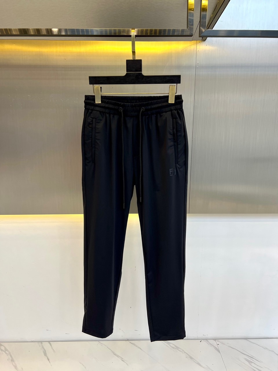 NO:456107,Fendi, 2025 spring and summer new men's casual sweatpants, a high-end quality choice, a versatile trousers with elastic waist drawstring casual sweatpants, is also an indispensable matching tool in men's wardrobe, and is a classic style of practical wear!  The design style of the whole casual pants is simple and fashionable, with excellent skin-friendly value, easy to wear, and full of detail!  This trouser is made of high-quality cotton fabric tart vertical texture. The fabric is comfortable, soft and delicate, with a good sense of verticality. The surface is shiny and clear, and it looks very textured. It tastes very high-end. The first-class and exquisite straight-fitting style is cut, the line is delicate, smooth and neat, and the casual and casual pants look good no matter how you match it!  29-38, No 37 (model 173, 143 catties upper body 32 sizes), fendi, fendi, alexander wang19860909Fendi芬迪、2025春夏新款男士休闲卫裤,高端品质之选,一款松紧腰抽绳休闲卫裤兼备的百搭裤装,也是男士衣橱里不可缺少的搭配神器,属于实穿型的经典款式！整条休闲裤的设计风格简洁时尚,亲肤值优越,穿着方便,细节感十足！此款裤装采用优质棉面料订织竖纹纹理制作而成,面料舒服,手感柔软细腻,有着很好的垂直感,表面亮泽清晰的纹理,看上去非常有质感,细品高级韵味十足.一流精湛的直筒版型裁剪,走线细致平顺工整,休闲随意怎么搭配都好看的裤装！29-38,无37（模特173,143斤上身32码）,,fendi,fendi,alexander wang,Men's clothing