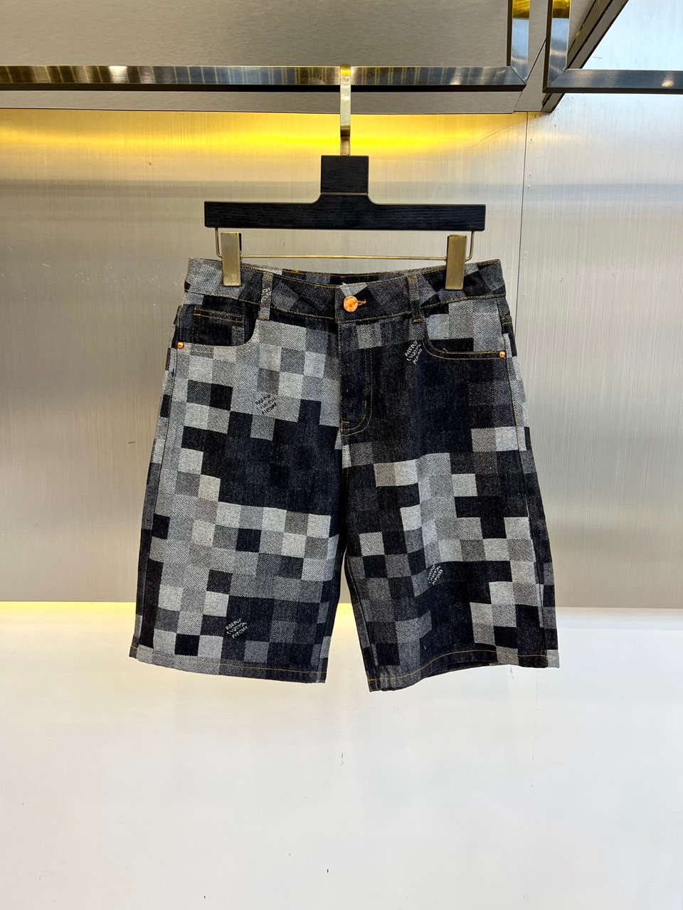 NO:456112,1v. The new spring and summer logo of 2025 logo casual denim shorts is another masterpiece that makes people shine!  You can immediately feel its uniqueness when worn on the body, with a strong brand style and a relaxed look that will make you the highlight of the public!  Just because I was planted at a glance, I had to use materials, handicrafts, design and other production processes to the extreme, and 100% imported denim fabric!  Full cotton!  The texture of this model is quite touching, the specifications and grades are known with tentacles. The degree of delicateness and breathability are top-notch!  Size 30-36 (no 35) (please report height and weight by placing an order), shorts, alexander wang198609091v、2025春夏新品logo休闲牛仔短裤,又是一件让人眼前一亮的佳作！穿上身马上就能感受到它的与众不同,品牌风格浓烈,轻松的能让你变成大众亮点！只因为一眼就被种草,喜欢就要任性用料、手工、 设计等各方面的制作工序都是做到了极致,百分百进口牛仔面料！棉质饱满！此款的质感相当感人 触手便知规格档次 细腻程度与透气效果堪称顶级！尺码30-36（无35）（下单请报身高体重）,,shorts,alexander wang,Men's clothing