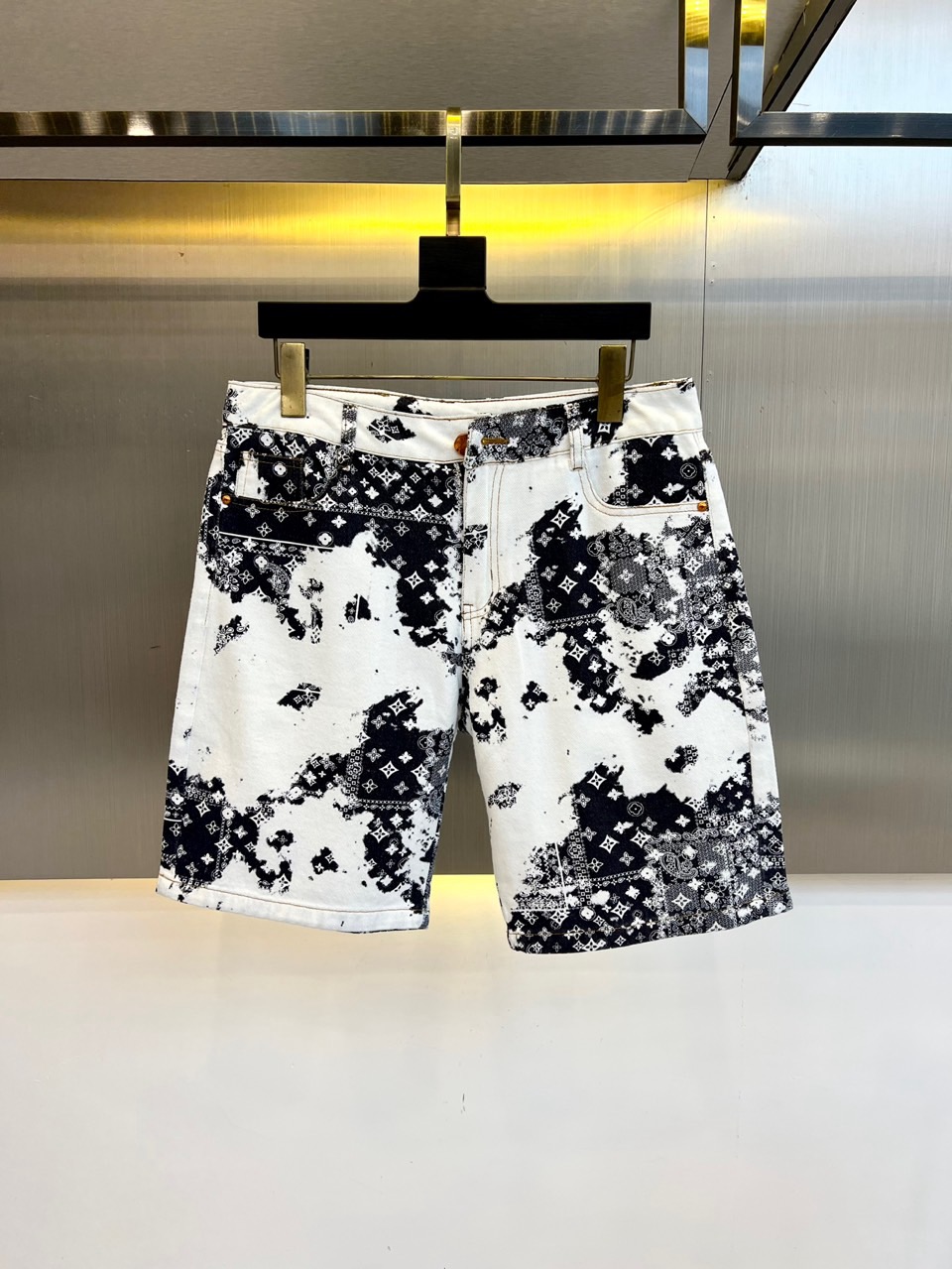 NO:456117,LV, 25s new summer casual shorts!  Single-buckle zipper style, simple and high-end. Custom fabrics in Shanghai Fabric Exhibition, (denim) light and breathable. Full of comfort. The original hardware is full of texture and strong high-end!  The overall vision is simple but not monotonous. It is full of high-end feeling!  The three-dimensional cutting craftsmanship is not picky!  M-3XL (please report waist size by order), louis vuitton, shorts, alexander wang19860909LV、25s新款夏季休闲短裤！单扣拉链款、简单高级.上海面料展订制面料,（牛仔）轻薄透气.舒适感满满.原厂五金质感满满.高级感强！整体视觉简单而不单调.满满高级感！立体裁剪工艺版型不挑人！M-3XL（下单请报腰围尺寸）,,louis vuitton,shorts,alexander wang,Men's clothing